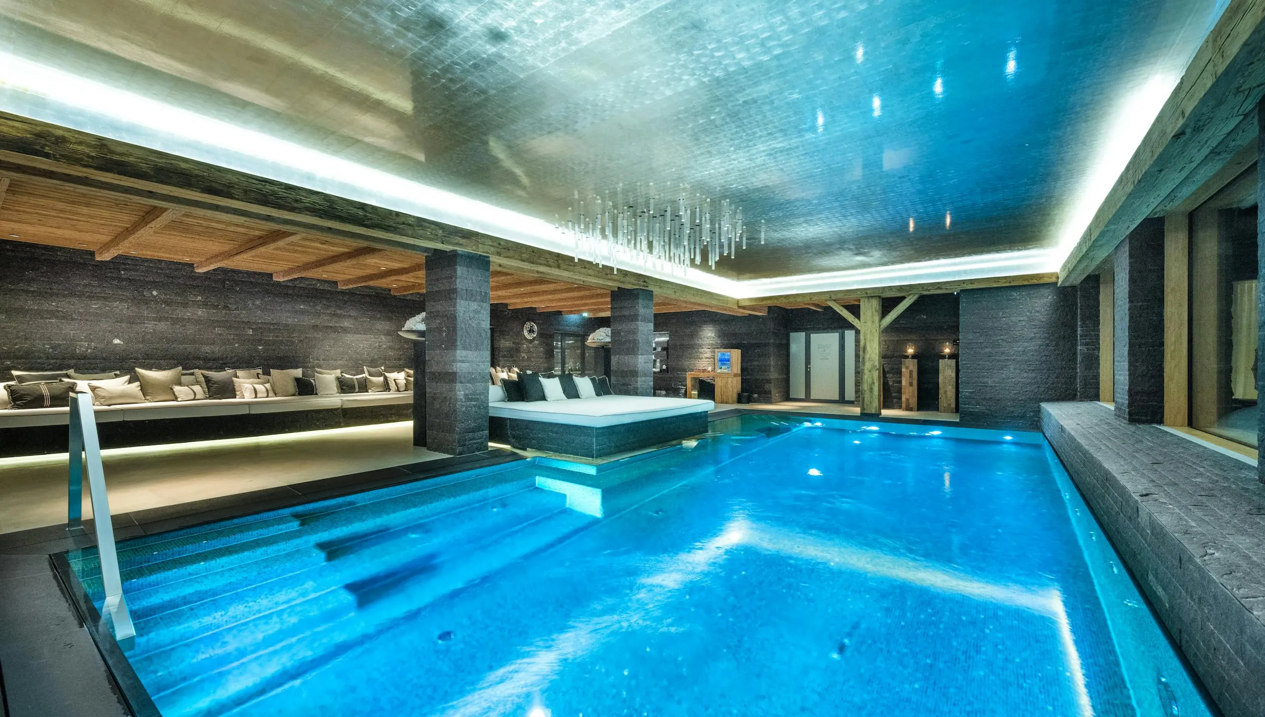Ultra Luxe Chalet Loaded with Luxurious Amenities — photograph 6