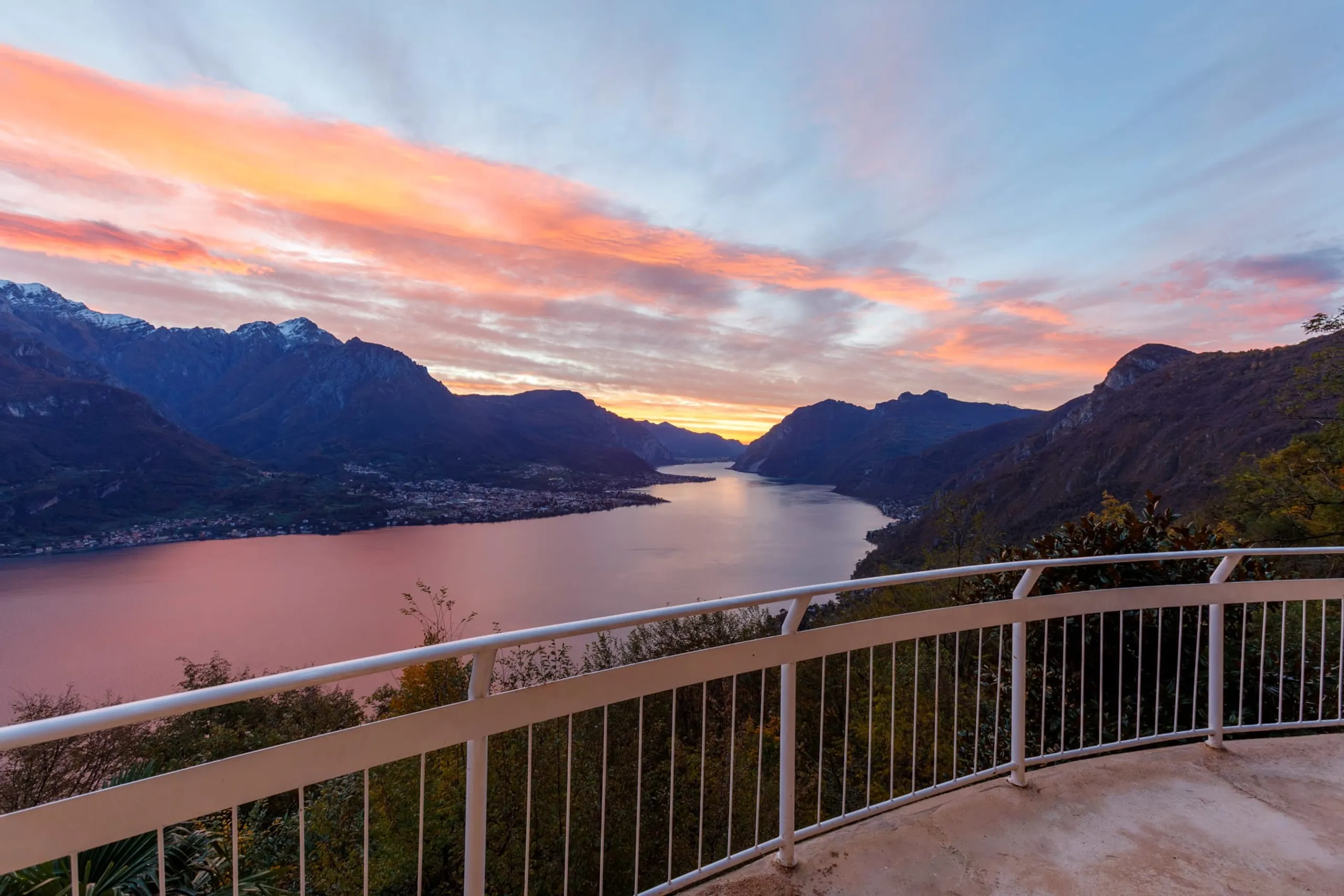 Captivating 6 BR Mid-Century Villa with Panoramic VIews — photograph 11