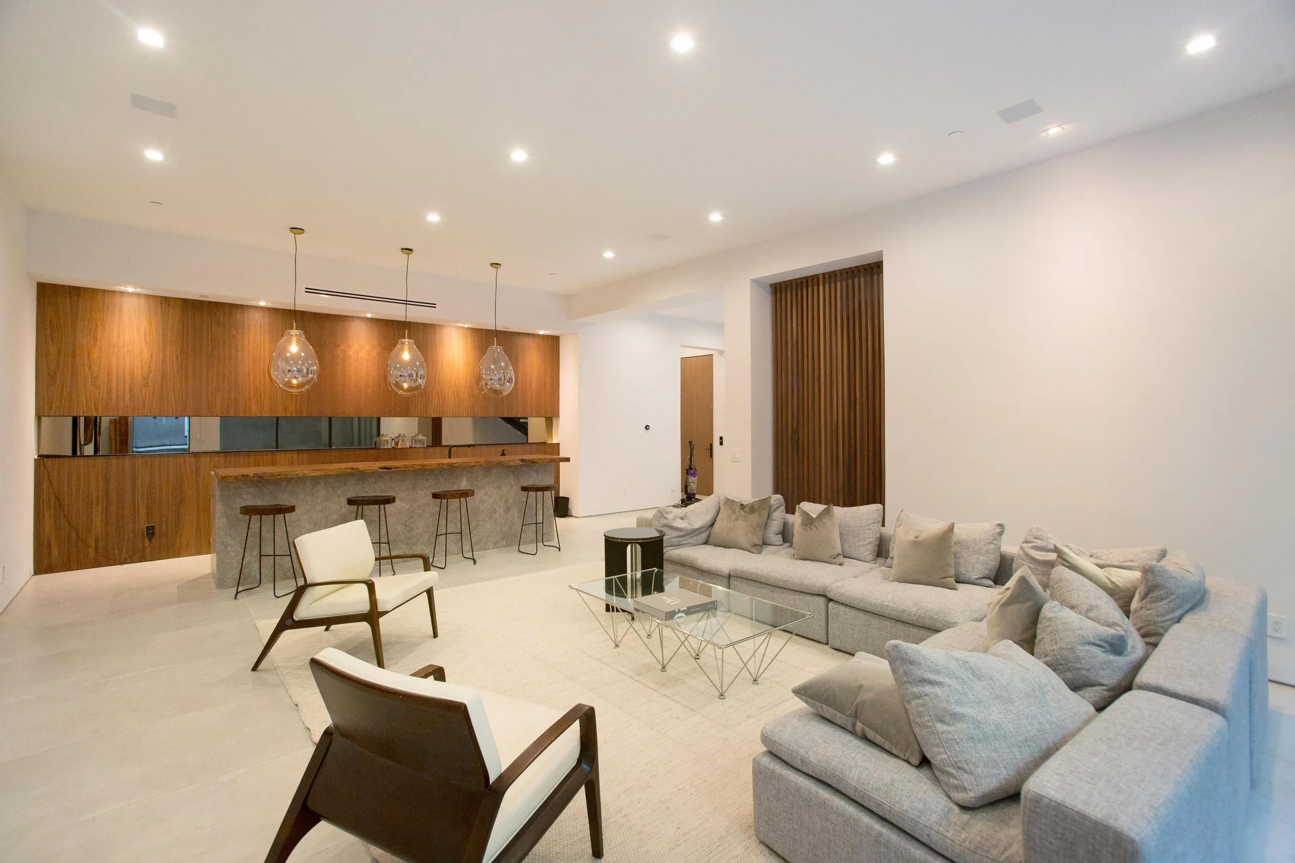 Modern Beverly Hills with Incredible Amenities — photograph 7
