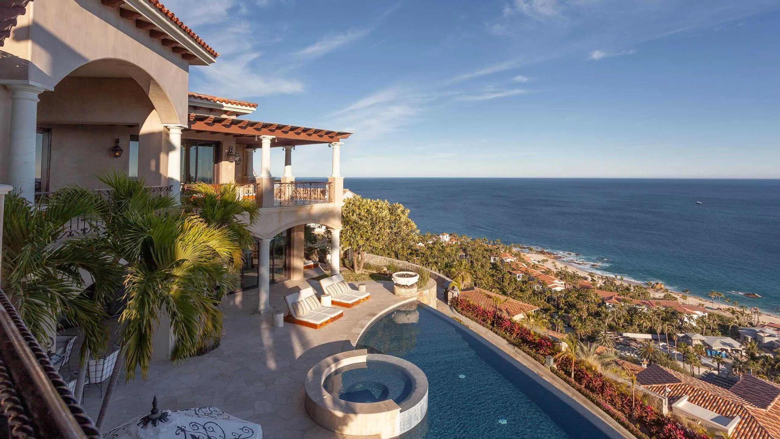 Palmilla Grand Estate with Infinity Pool and Breathtaking Ocean Views — photograph 3