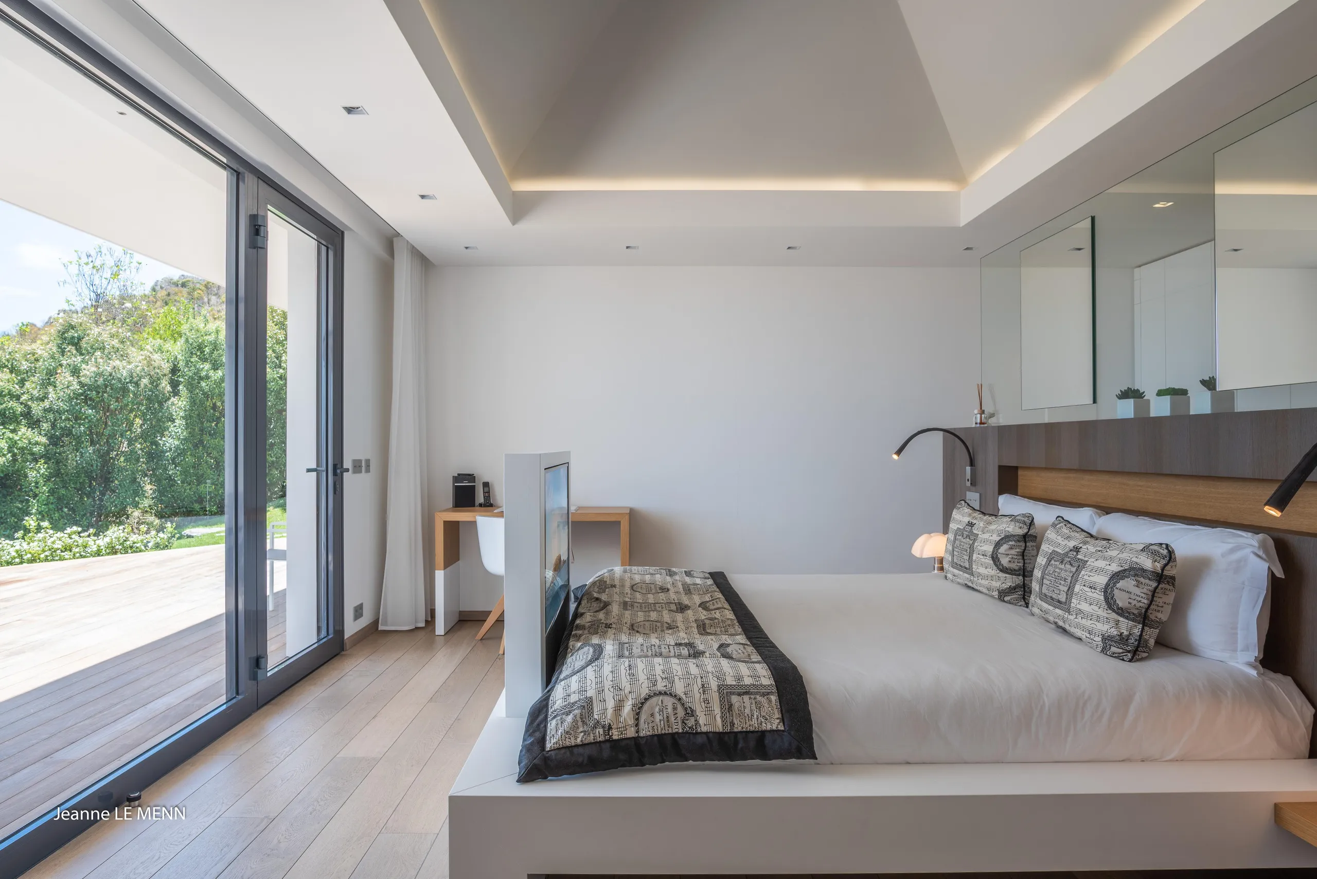 Invigorating Seaview Villa with Infinity Pool and Fitness Room — photograph 6