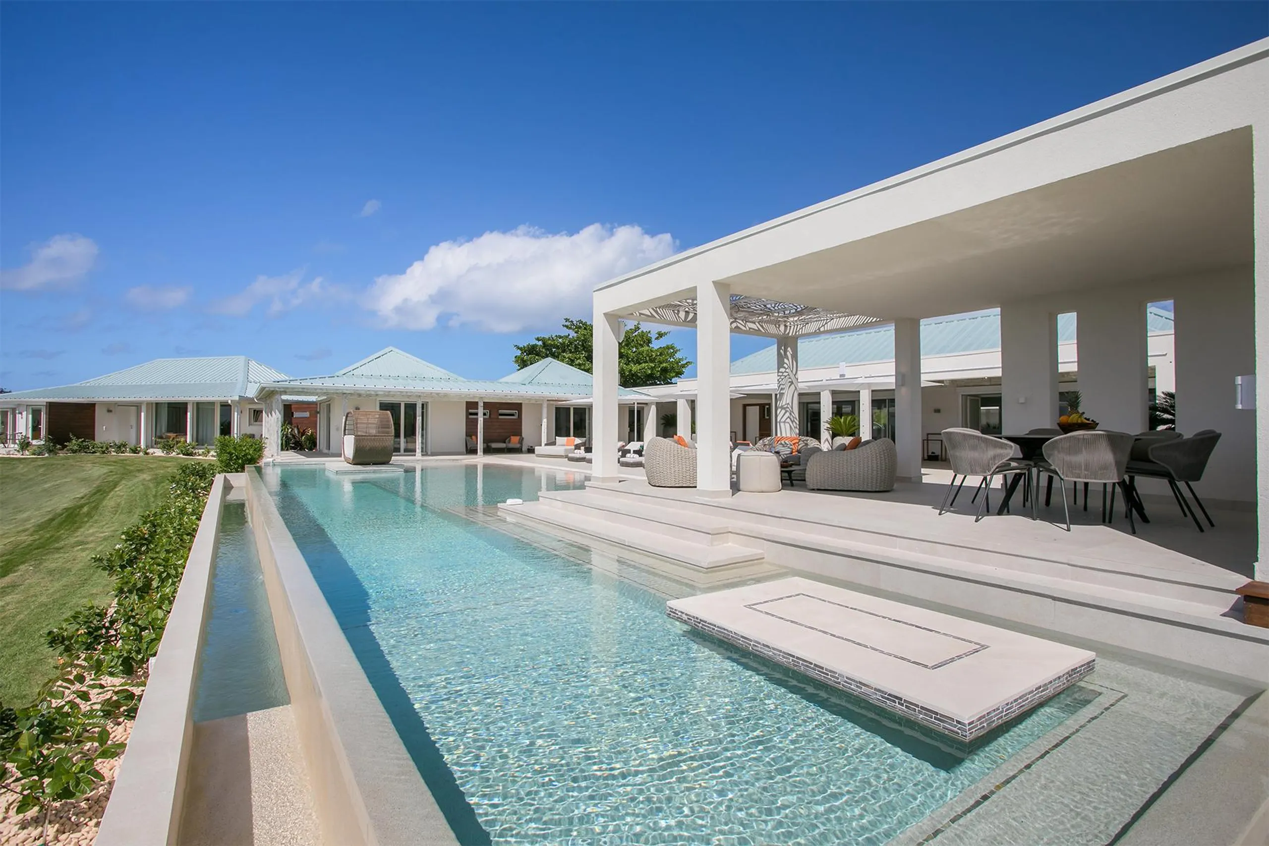 Exclusive Luxe Retreat with Infinity Pool and Breathtaking Ocean Views — photograph 2