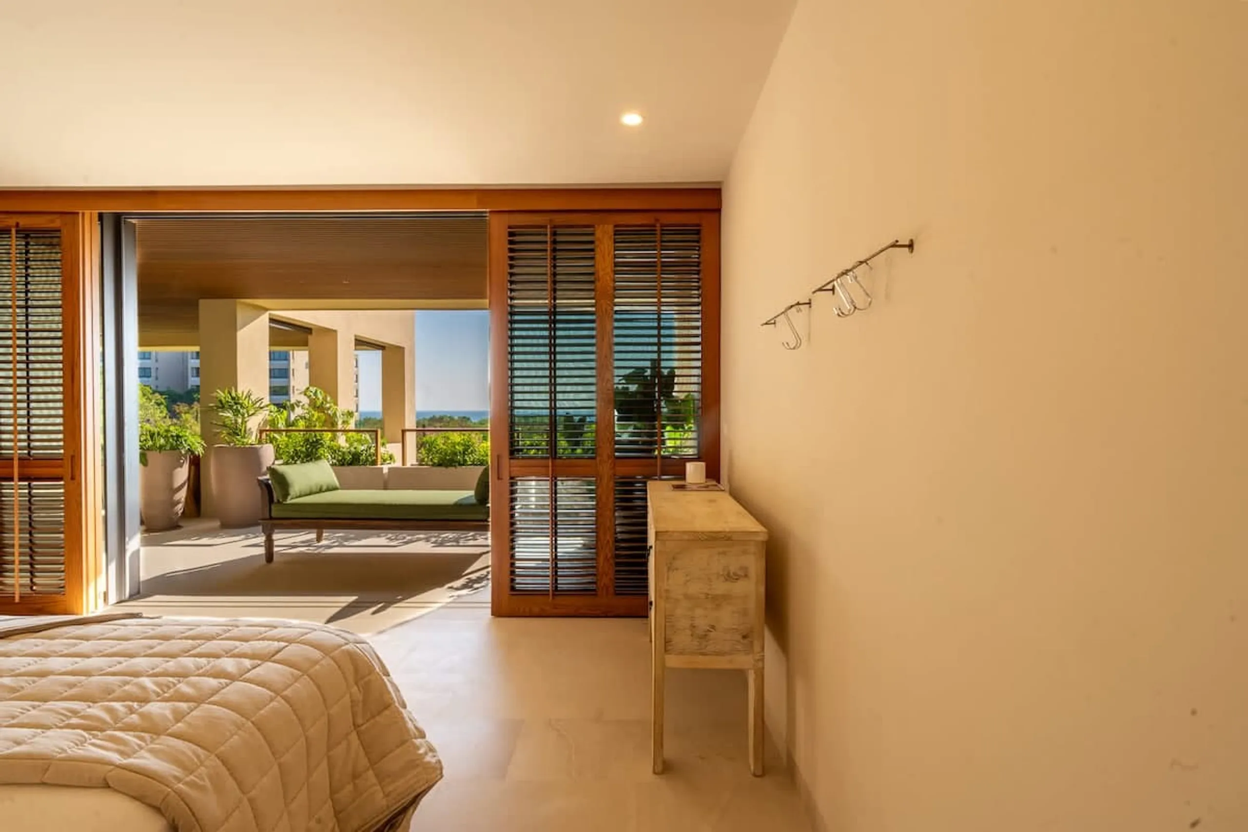Airy and Spacius Contemporary Villa with Pool and Premier Golf Access — photograph 10