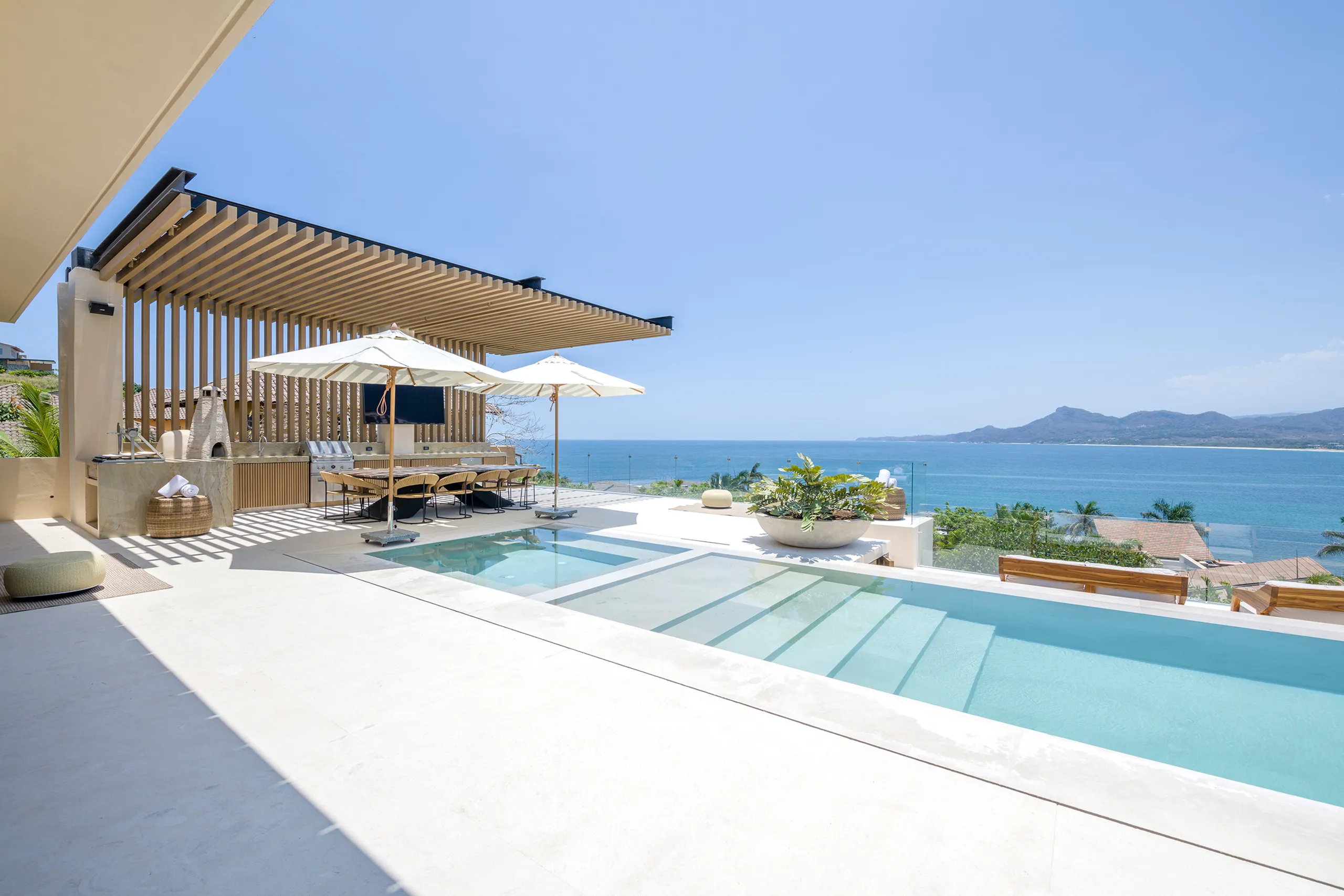 Prestigious Oceanfront Villa with Heated Pool and Jacuzzi — photograph 2