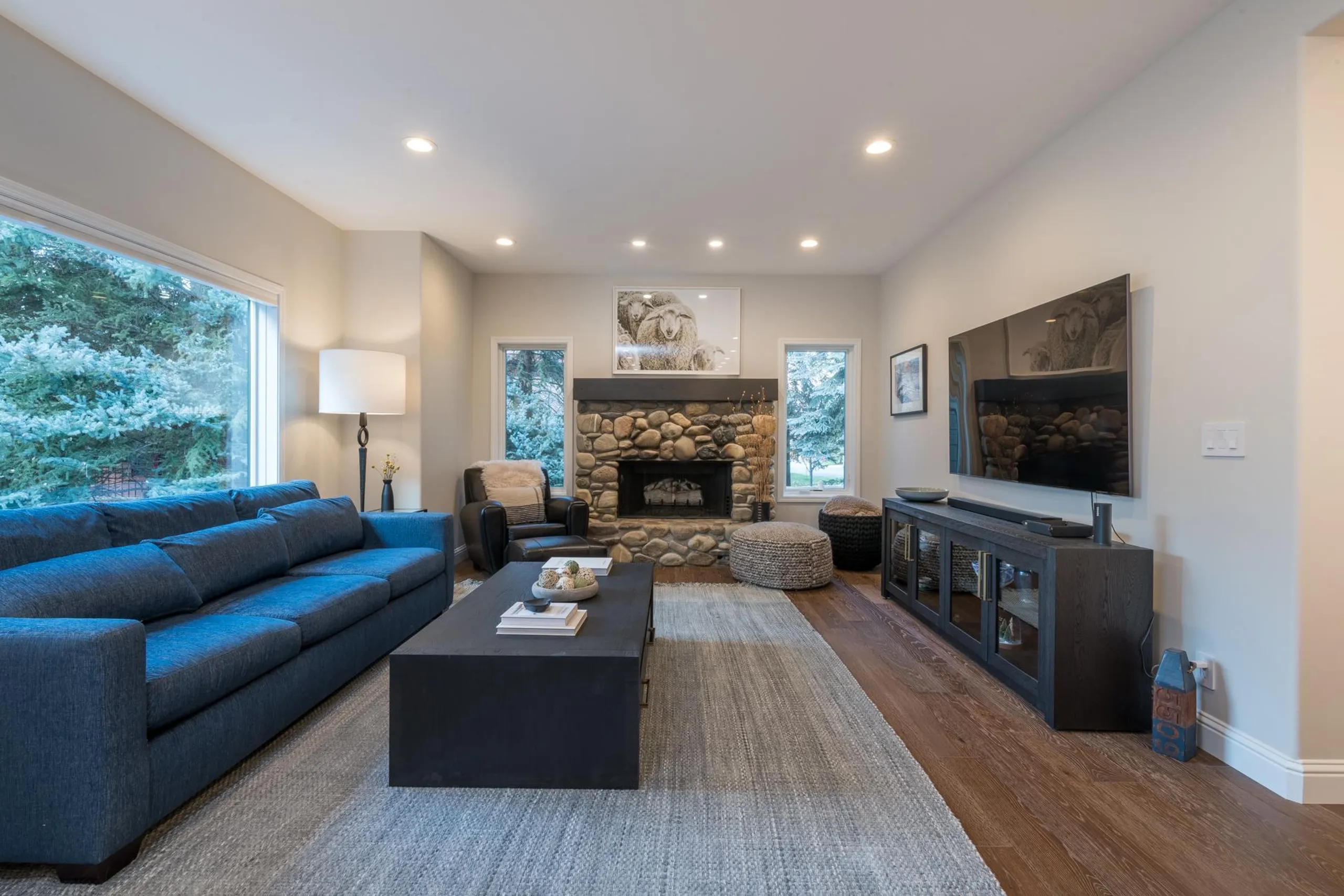 Deluxe Mountain Retreat with Jacuzzi — photograph 12