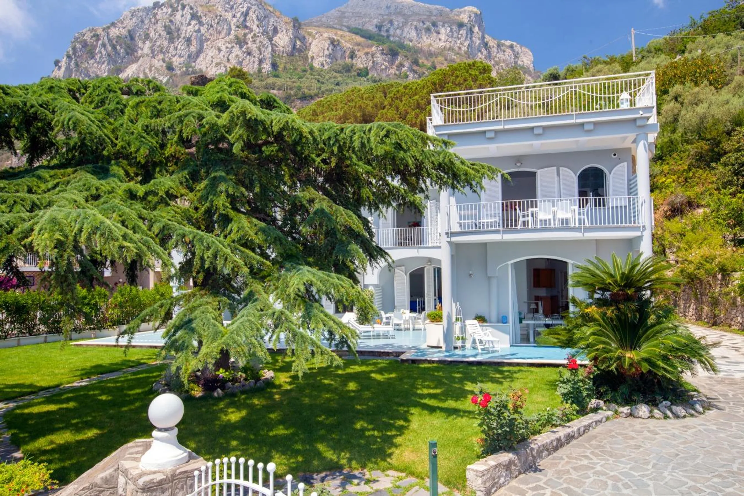 Elegant Villa with Private Pool and Peninsula Coasts View — photograph 2