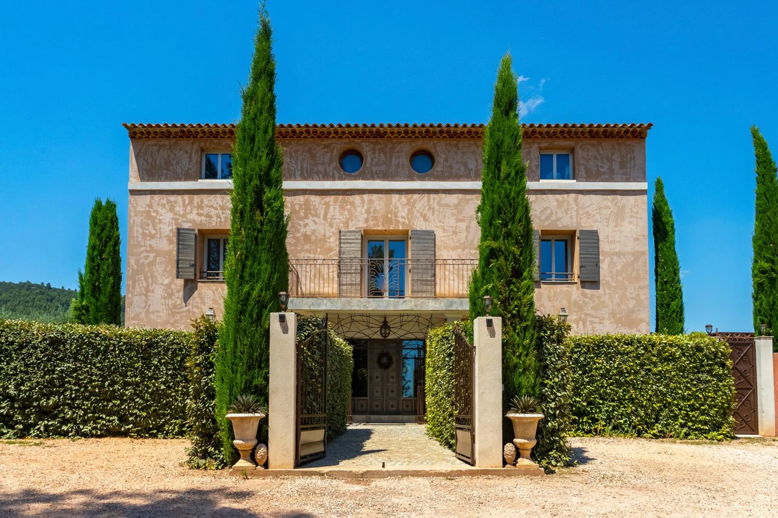 Captivating 4BR Villa with Private Pool and Vineyards — photograph 8