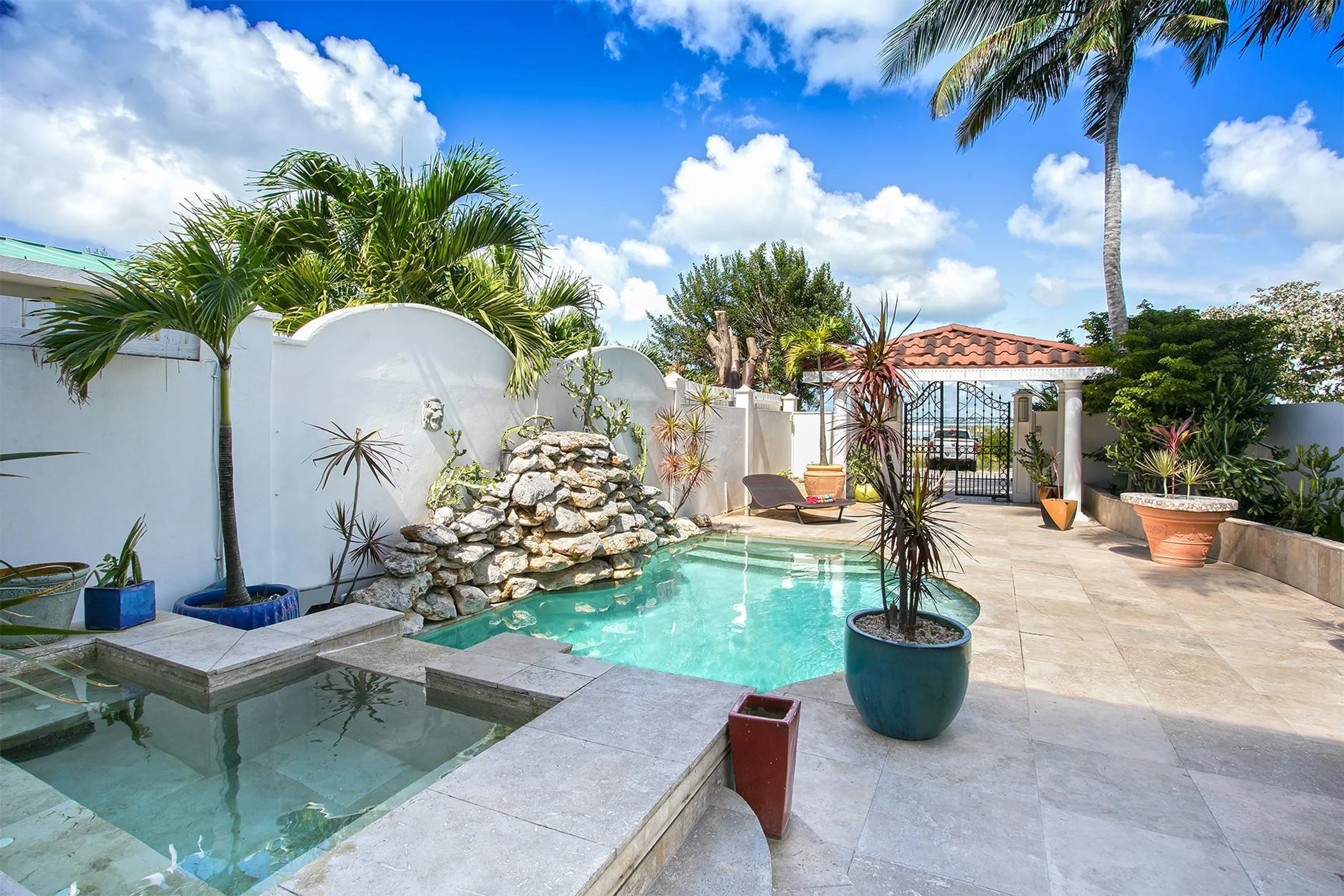 Posh Beachfront Villa with Plunge Pool on Simpson Bay — photograph 4