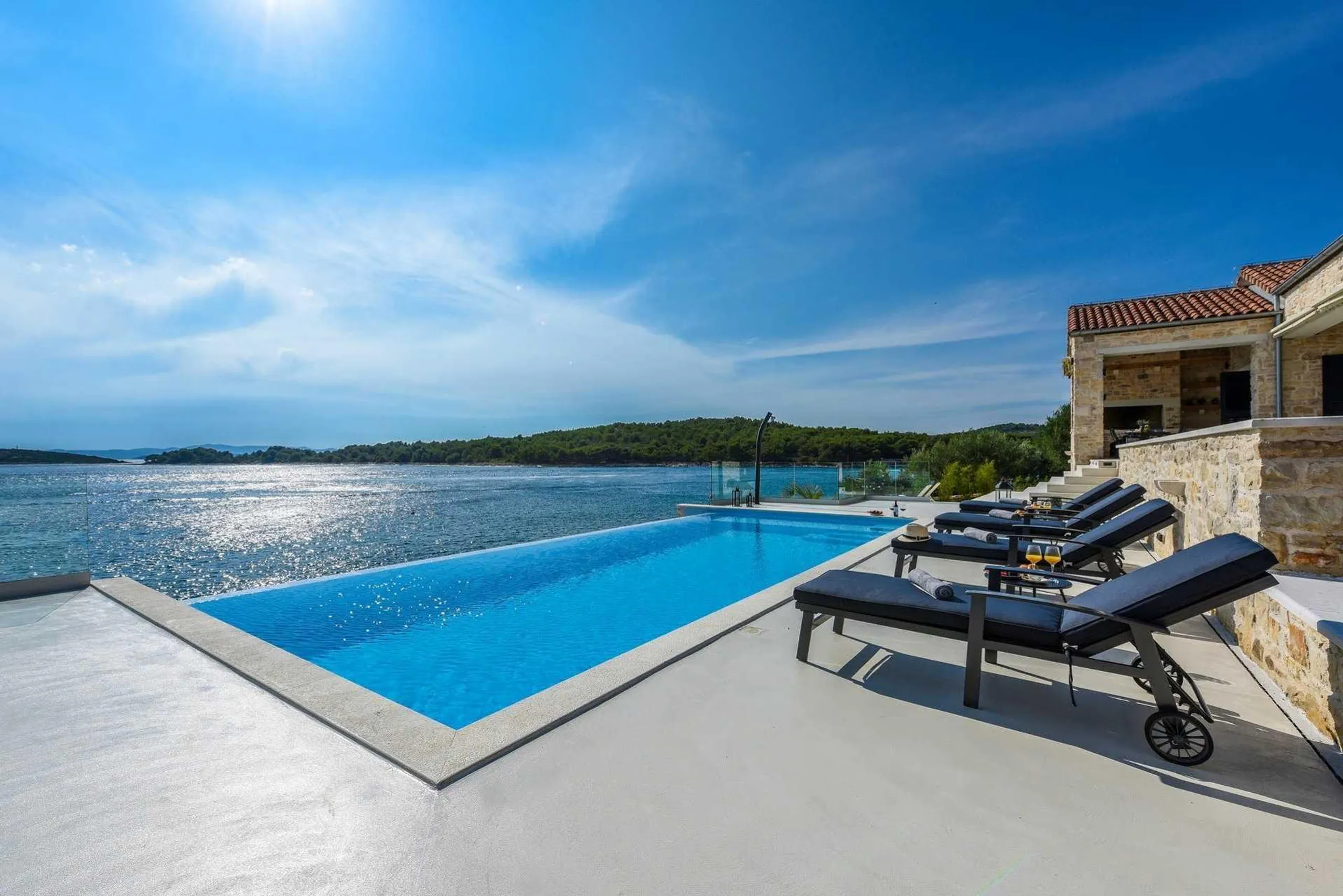 Plush and Inviting 5 Bedroom Villa with Private Infinity Pool and Sea Views, Zdrelac