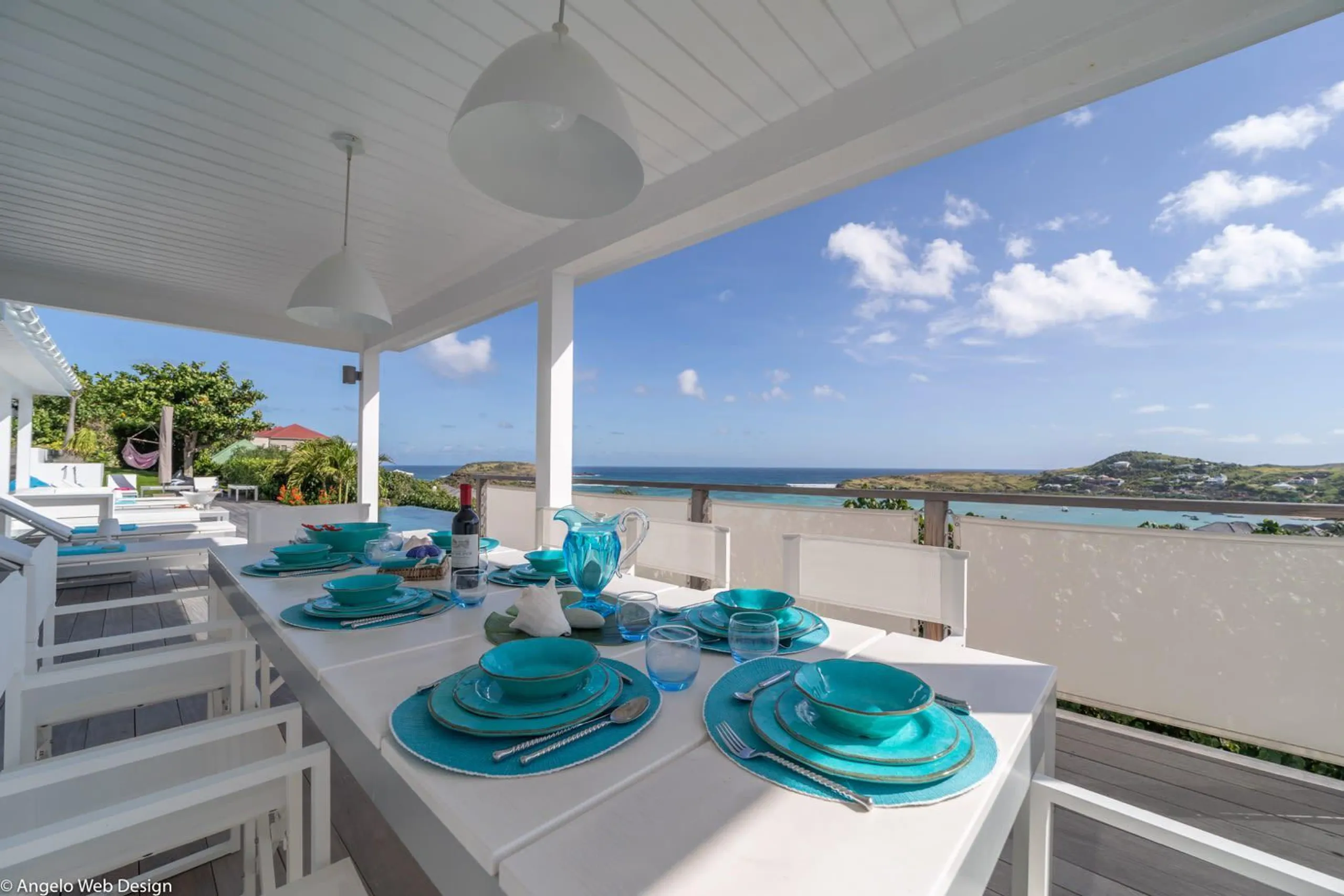 Tranquil 4BR Haven with Breathtaking Ocean and Hill Views — photograph 2