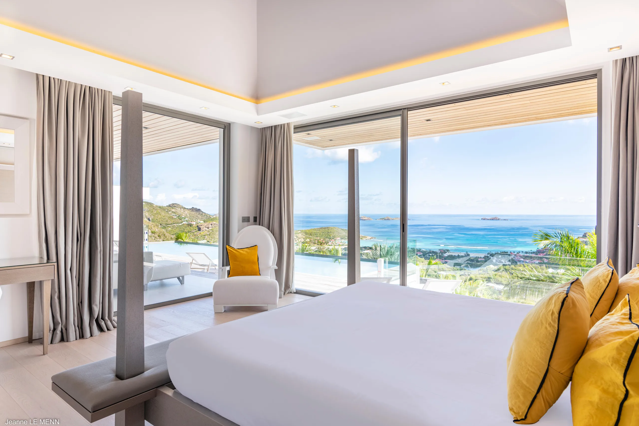 Grandiose Caribbean Bay Villa with Infinity Pool — photograph 6