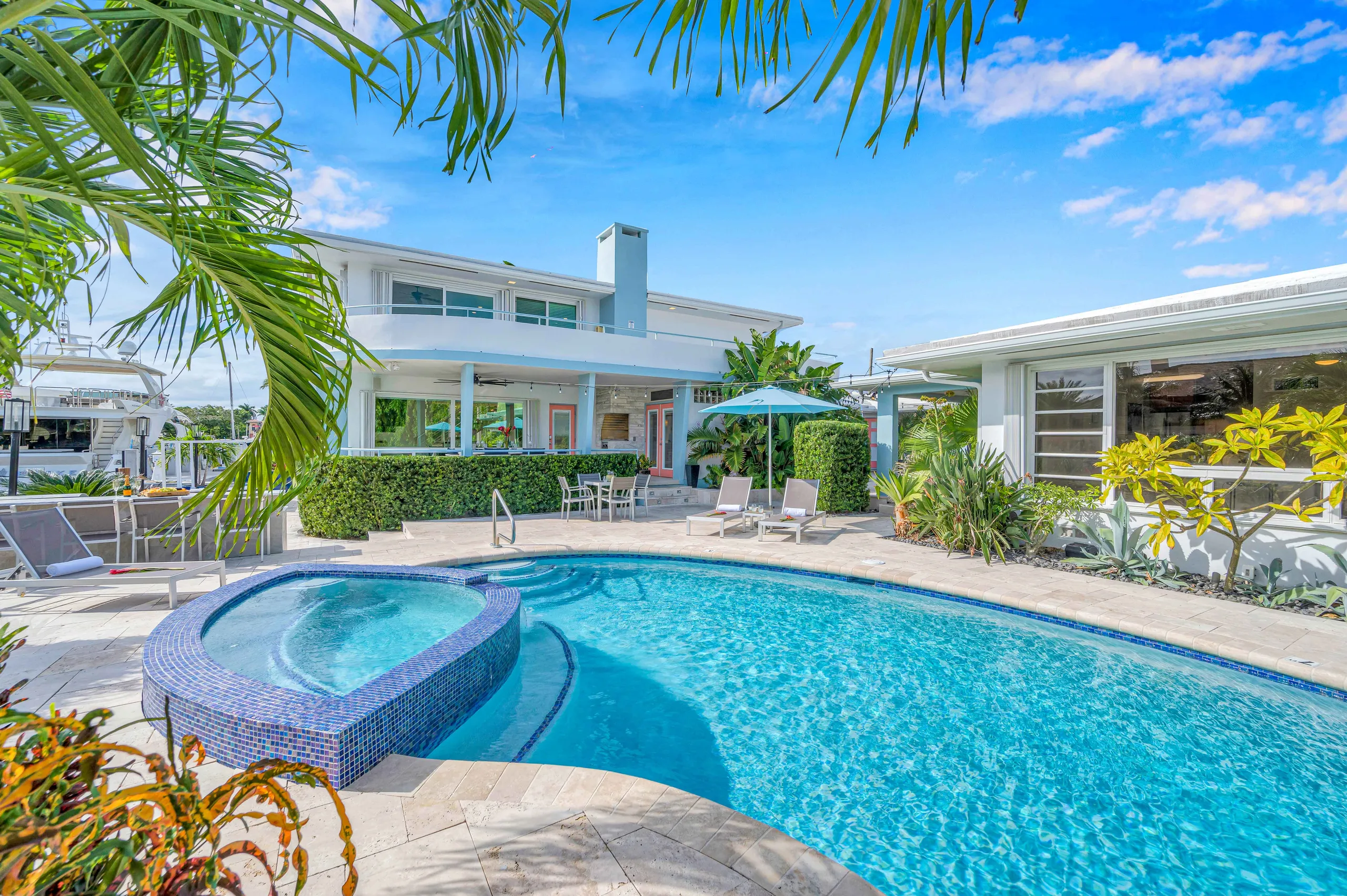 Abundant Modern Villa with Two Heated Pools — photograph 2