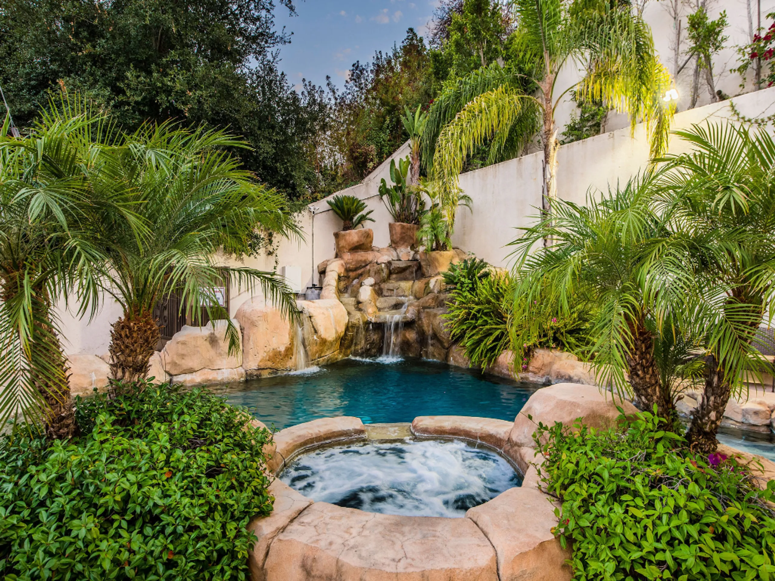 Classic Beverly Hills Estate with Amazing Amenities — photograph 6