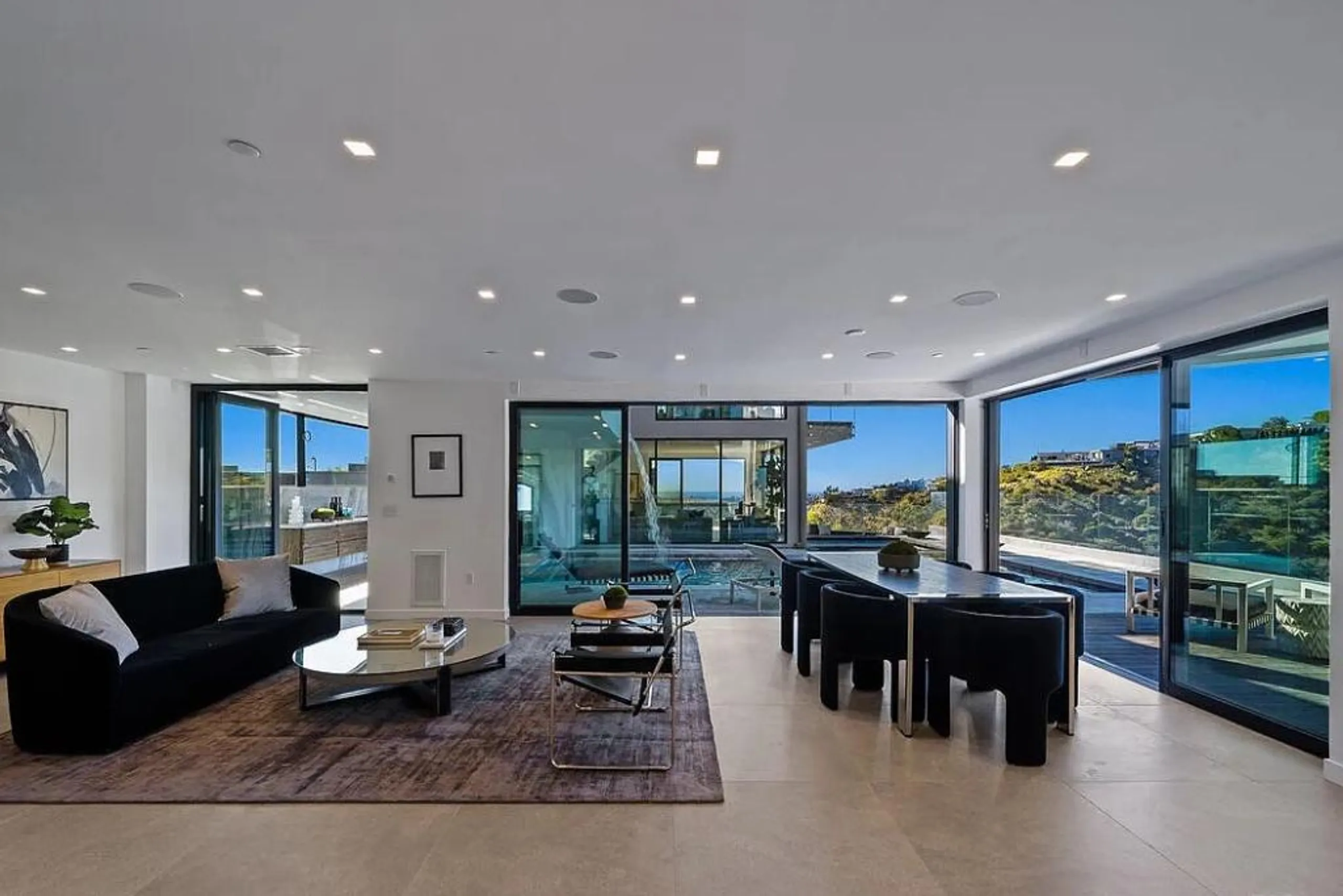 Ultra-Modern Hollywood Hills Villa with Infinity Pool, Spa, and Sunsent Views — photograph 12