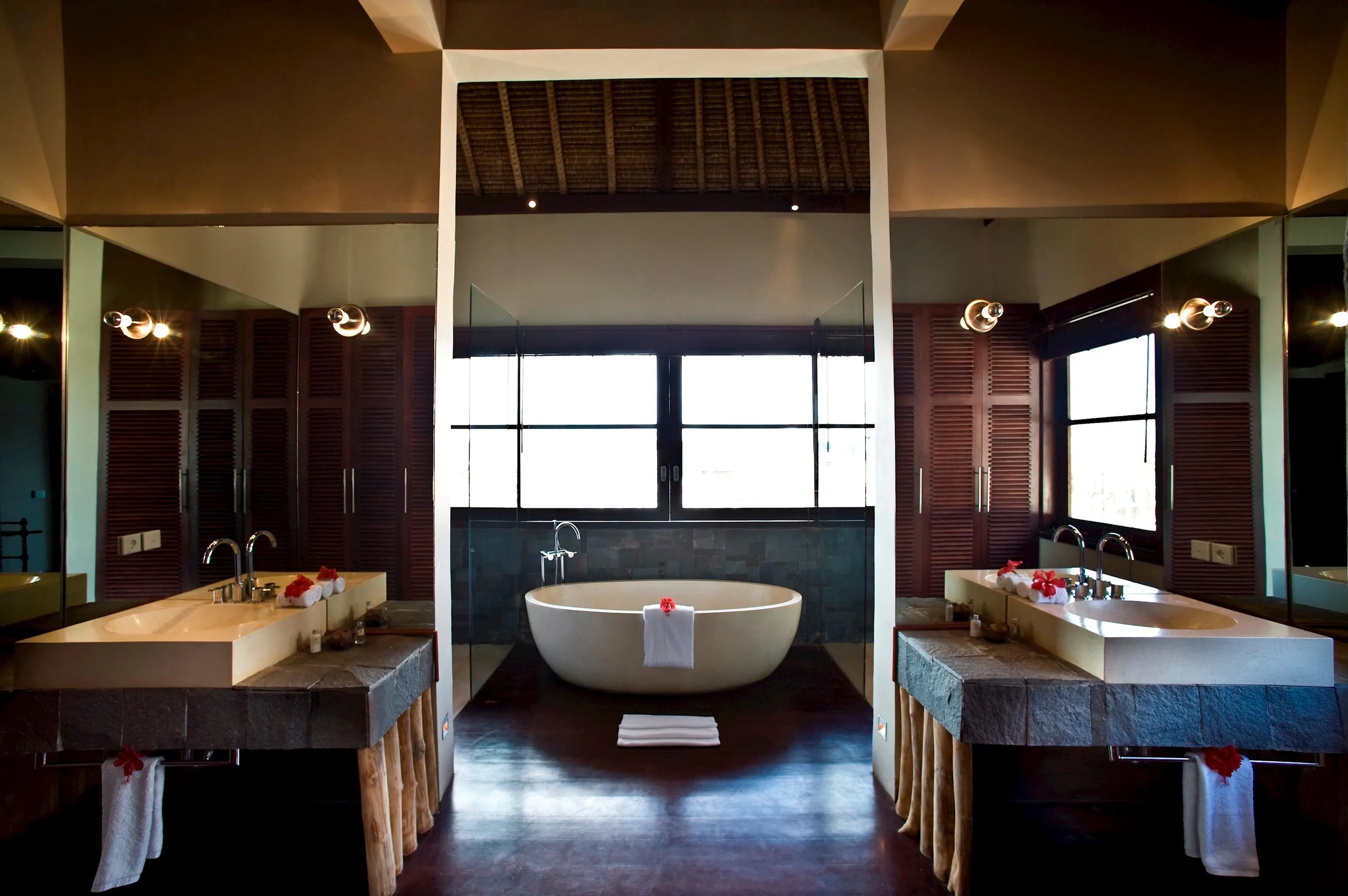 Noble Restor-Style Estate with Stunning Ocean Views — photograph 12