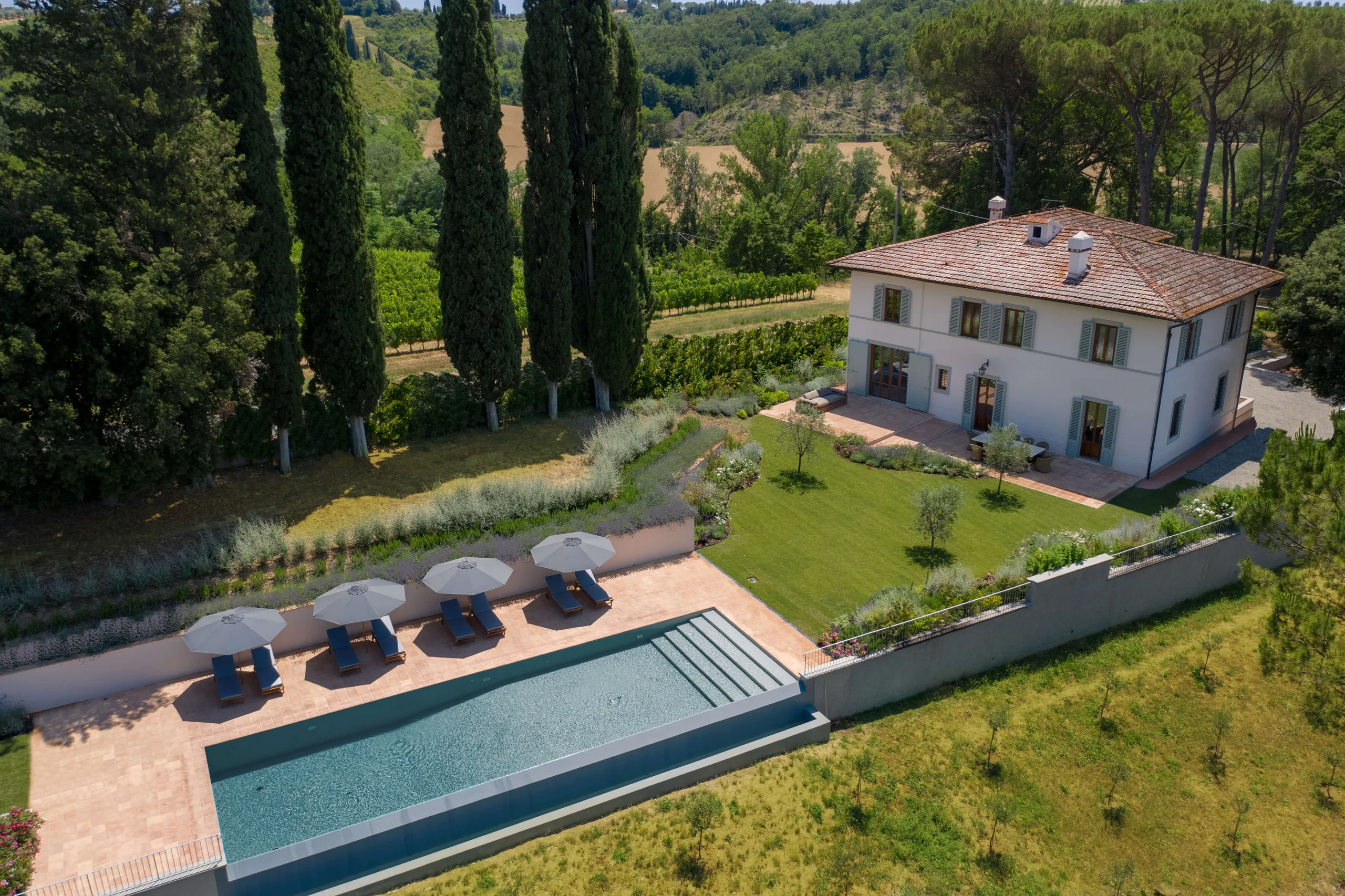 Tempting Contemporary Classic Villa with Saltwater Infinity Pool and Manicured Lawn — photograph 11