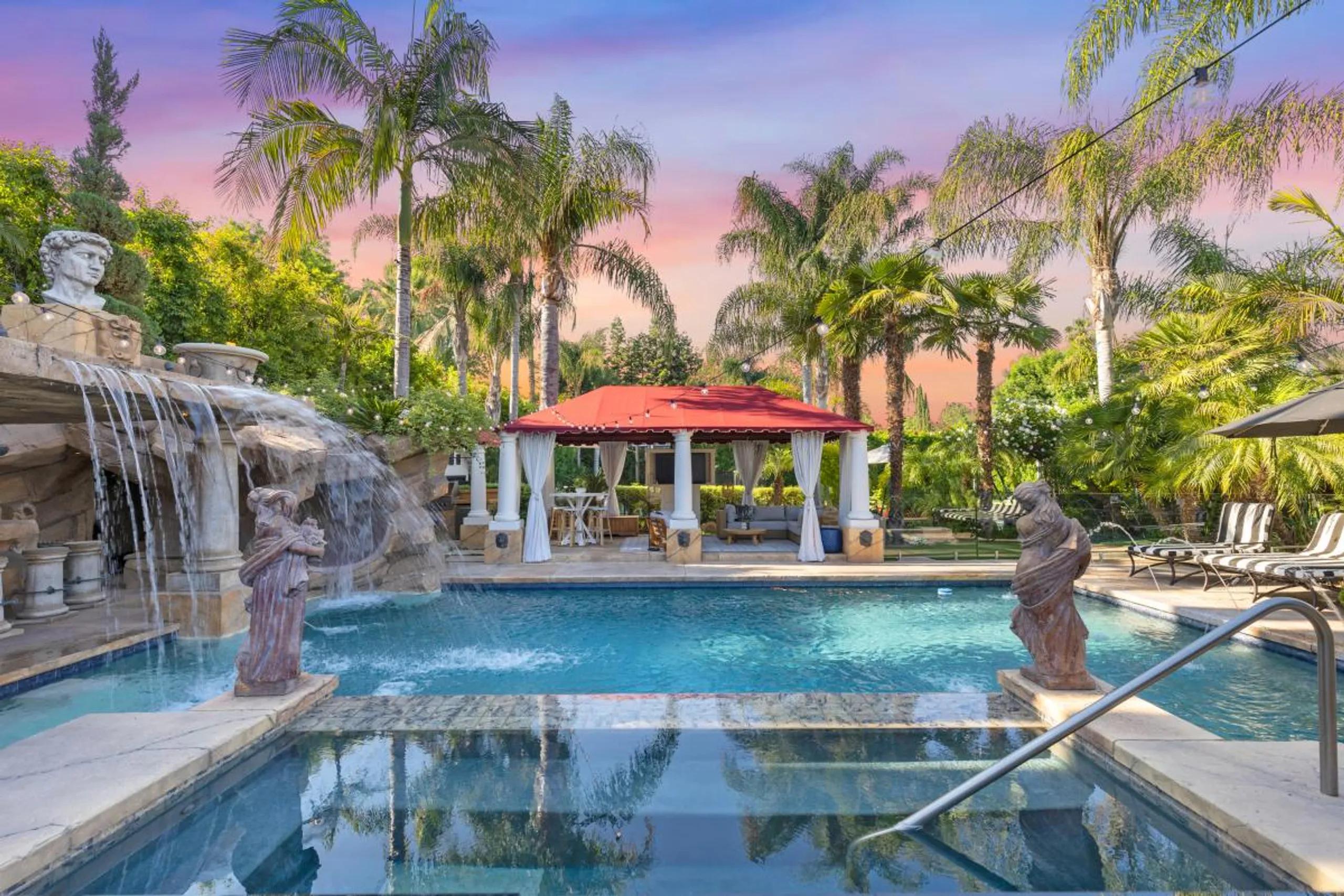Regal Resort-Style Estate with Tennis Court and Pool — photograph 2
