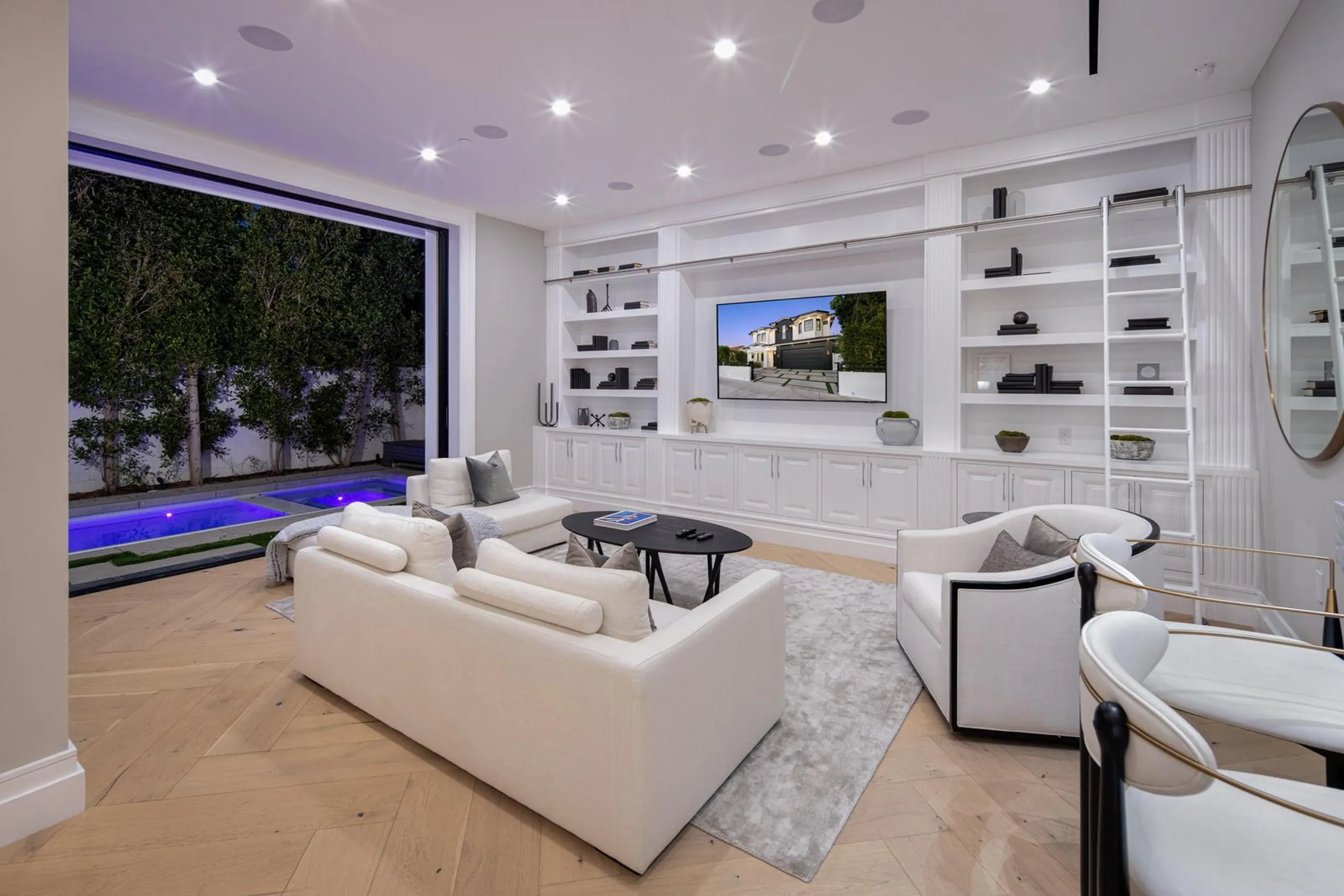 Modern West Hollywood Estate with Incredible Pool — photograph 5