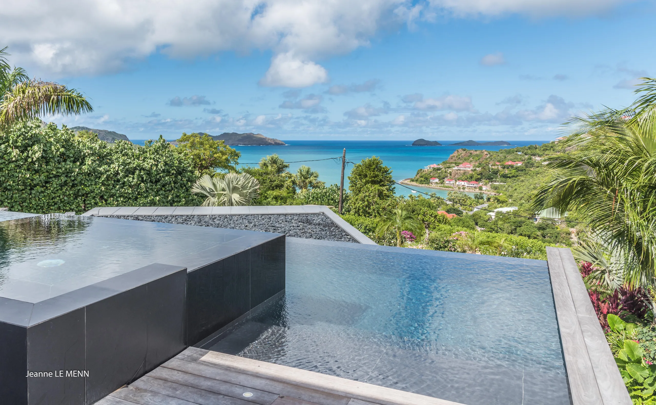Captivating Tropical Villa with Infinity Pool and Fitness Room — photograph 2