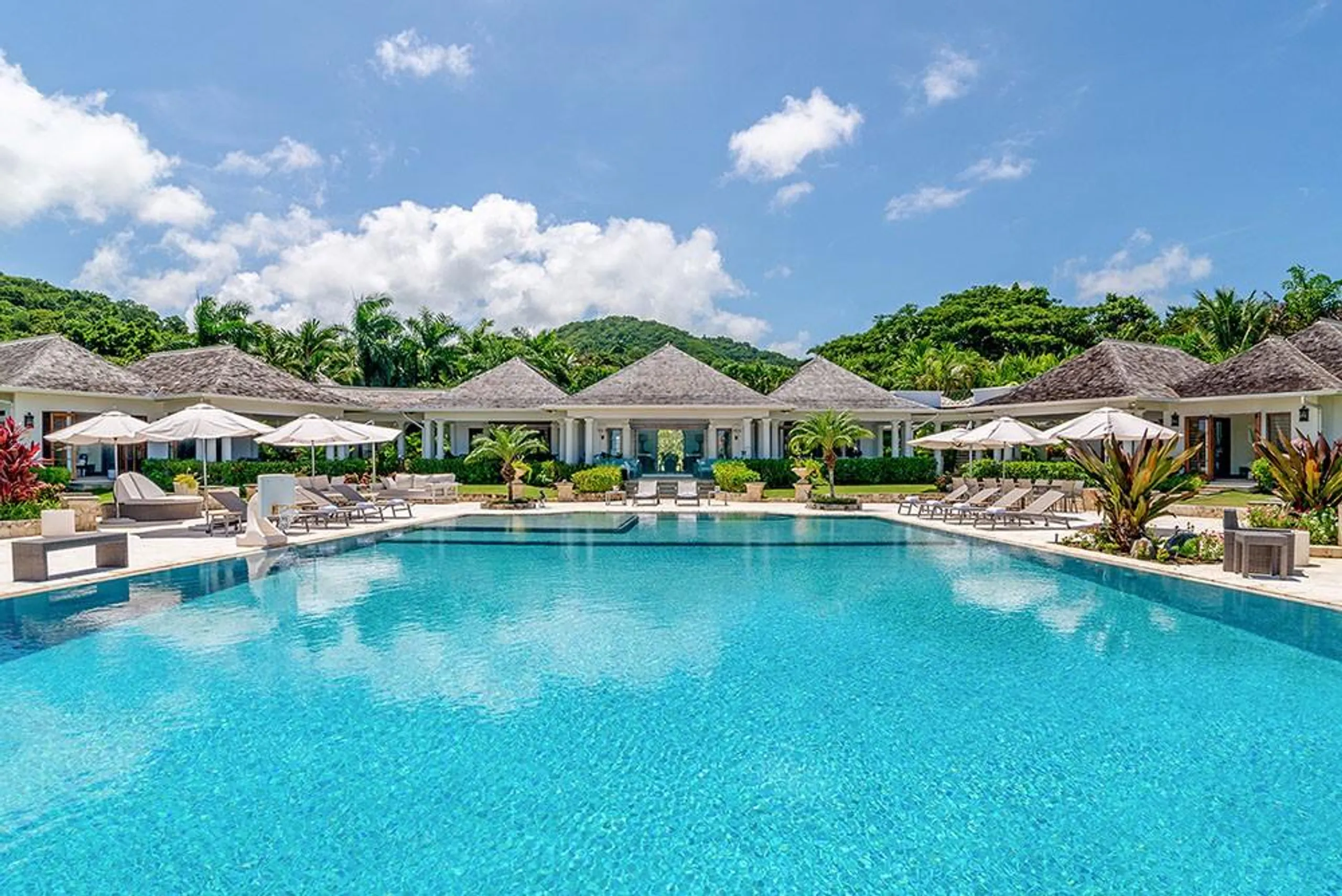 Stunning Sandy Bay Estate with Infinity Pool and Stunning Ocean Views — photograph 2