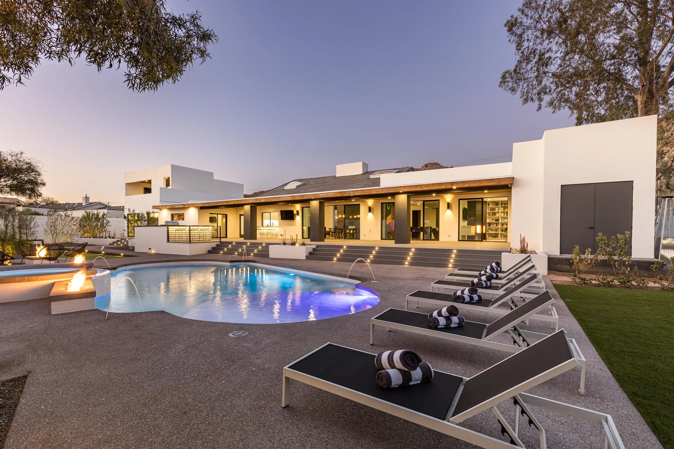 Unparalleled 8,500 Sq. Ft. Phoenix Villa with Private Heated Pool, Spa, Sauna, and Mountain Views — photograph 3