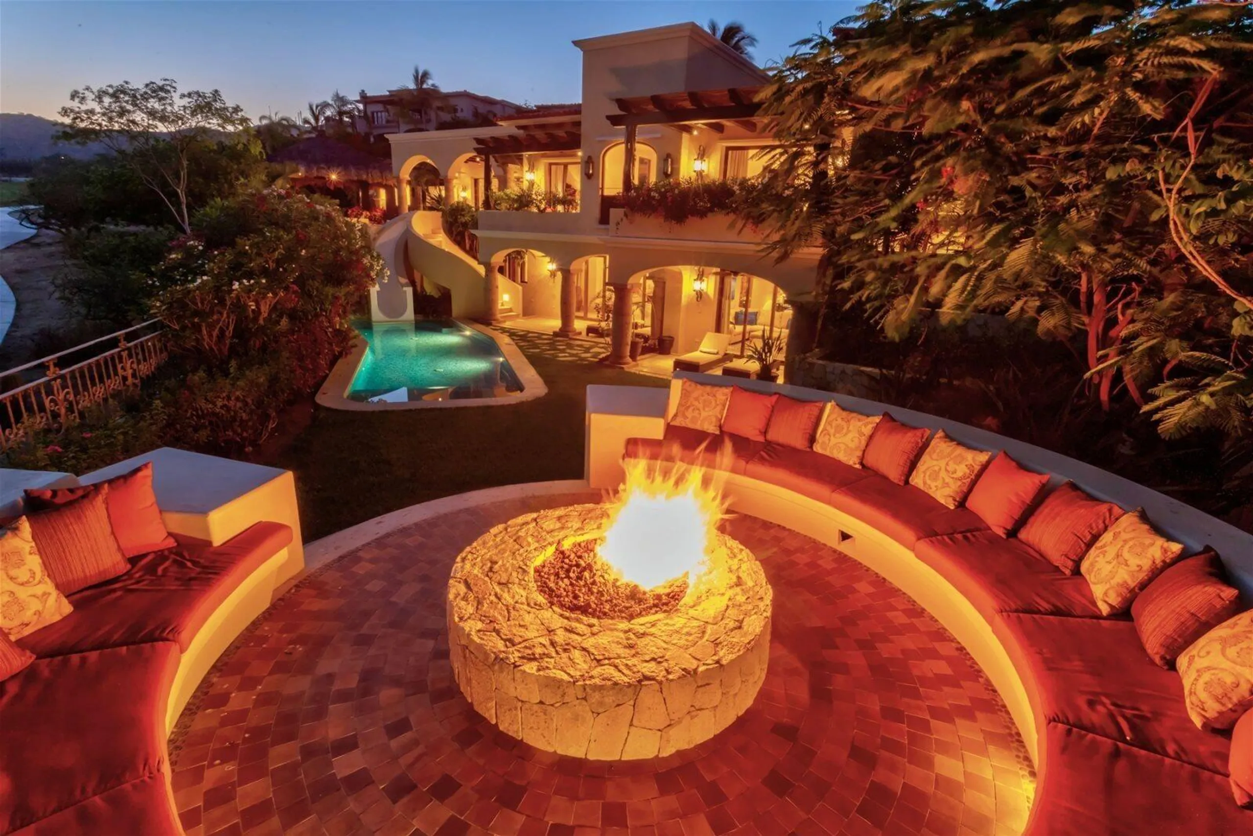 Majestic View Estate with Infinity Pool overlooking the 12th Hole Golf Course — photograph 6
