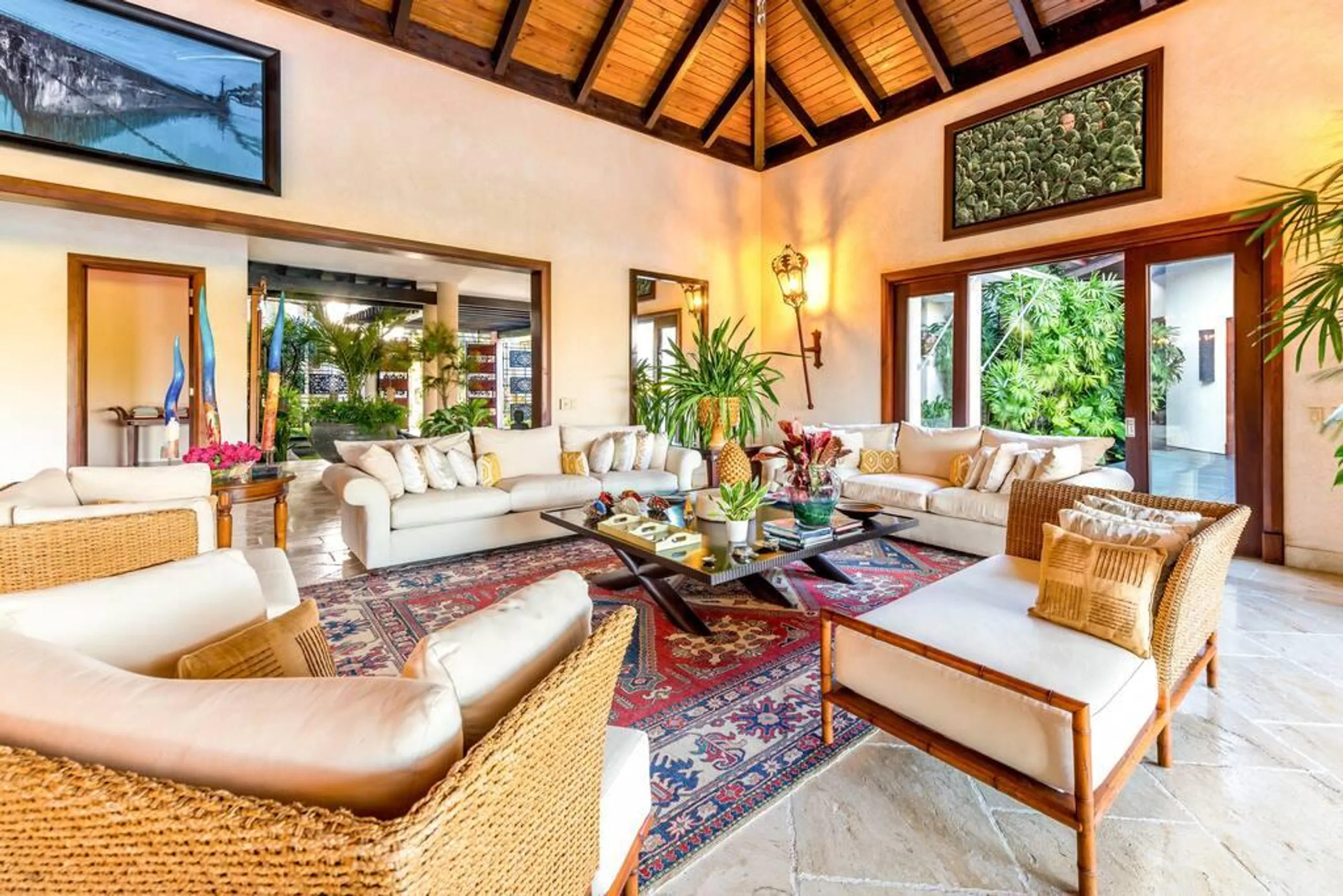 Sophisticated Paradise Retreat with Private Pool and Jacuzzi — photograph 12