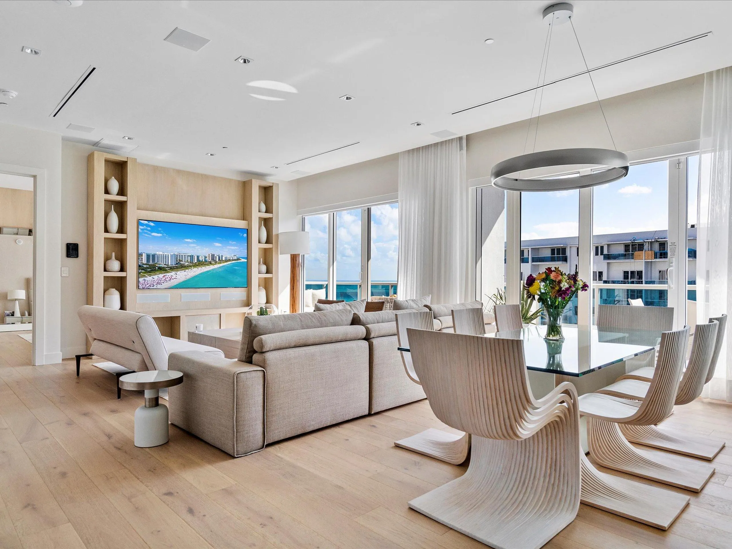 Elegant Oceanview Retreat with Walks to Beach. — photograph 8
