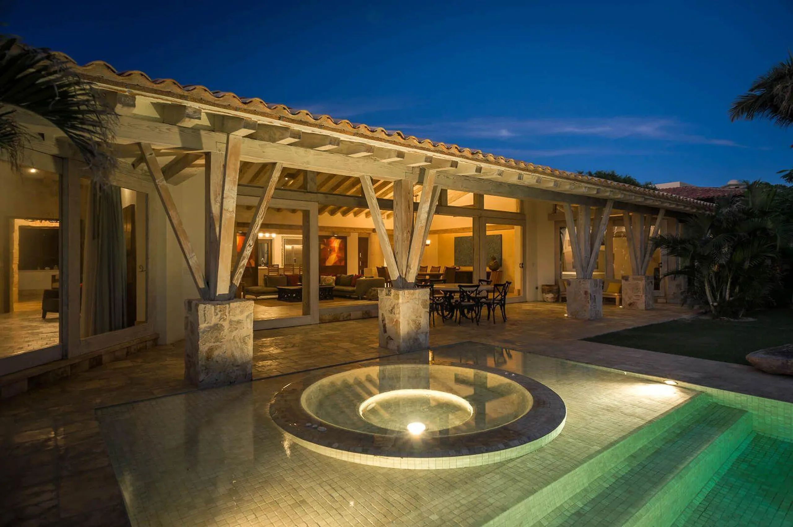 Colonial Style Architectural  Estate with Infinity Pool, Hot Tub and Lush Ocean Views — photograph 9