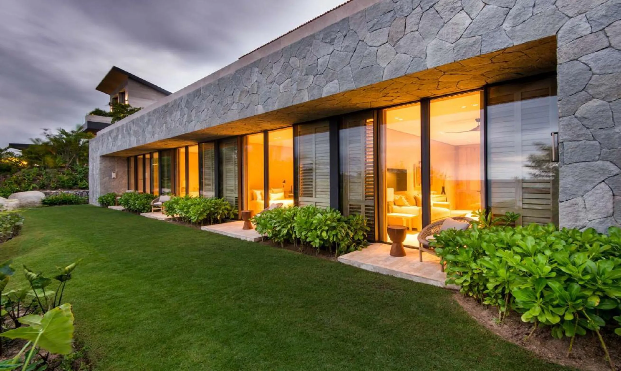 Beautiful Oceanfront Luxe Estate, with Infinity Pool Overlooking Litibu Bay — photograph 11
