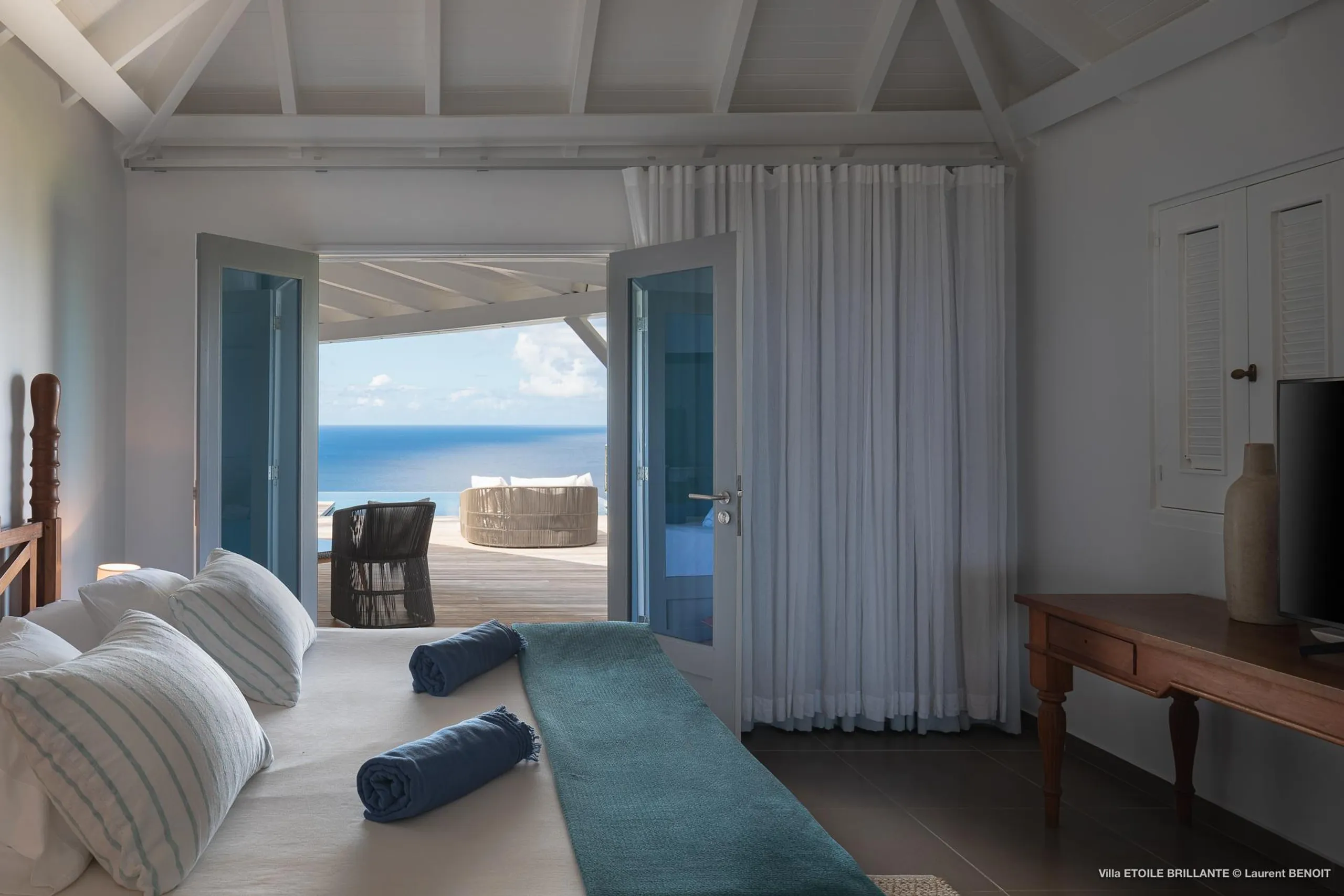 Chic Seaview Villa with Infinity Pool and Jacuzzi — photograph 7