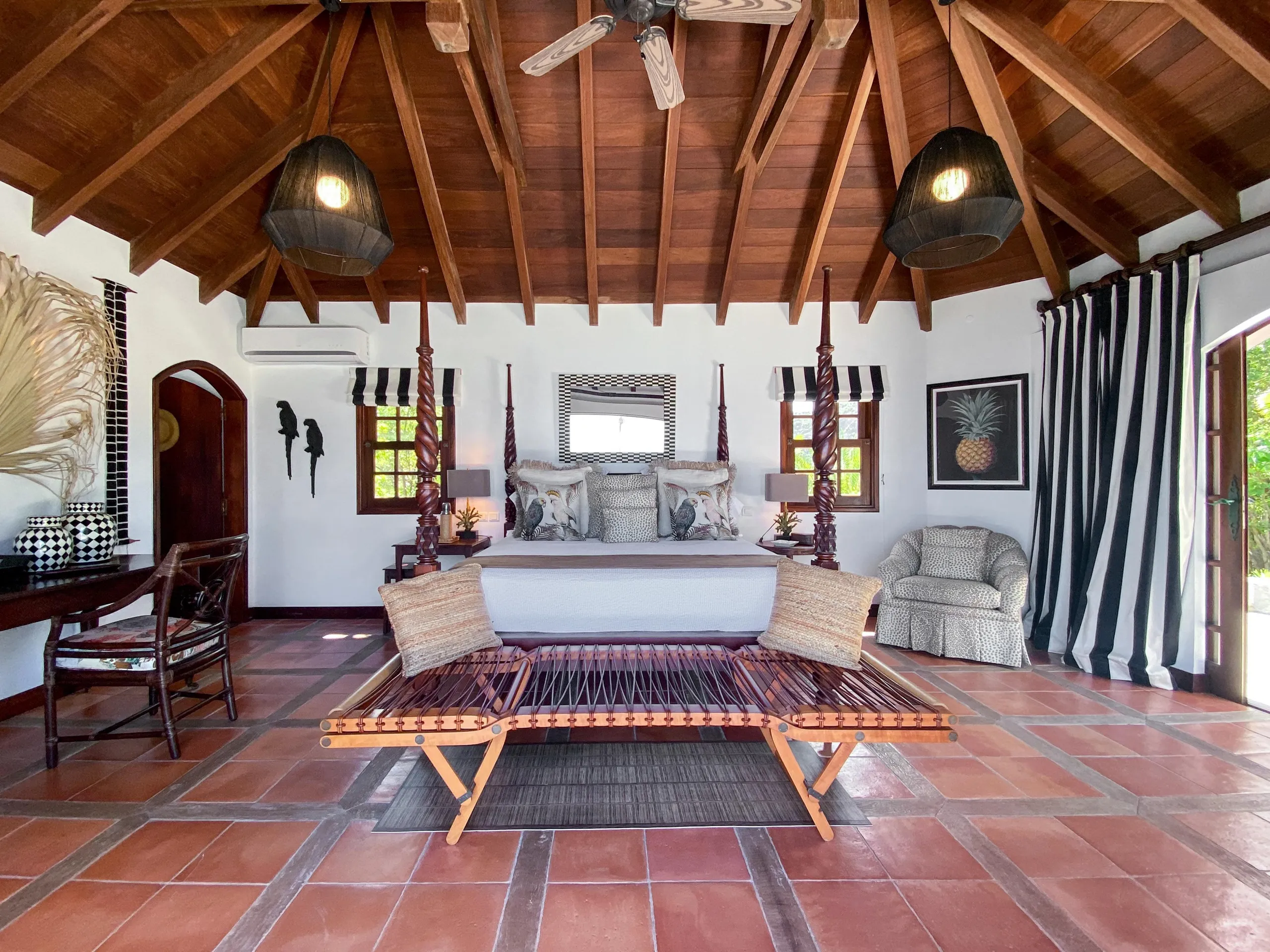 Stunning Oceanside Estate with Private Pool and Jacuzzi — photograph 12