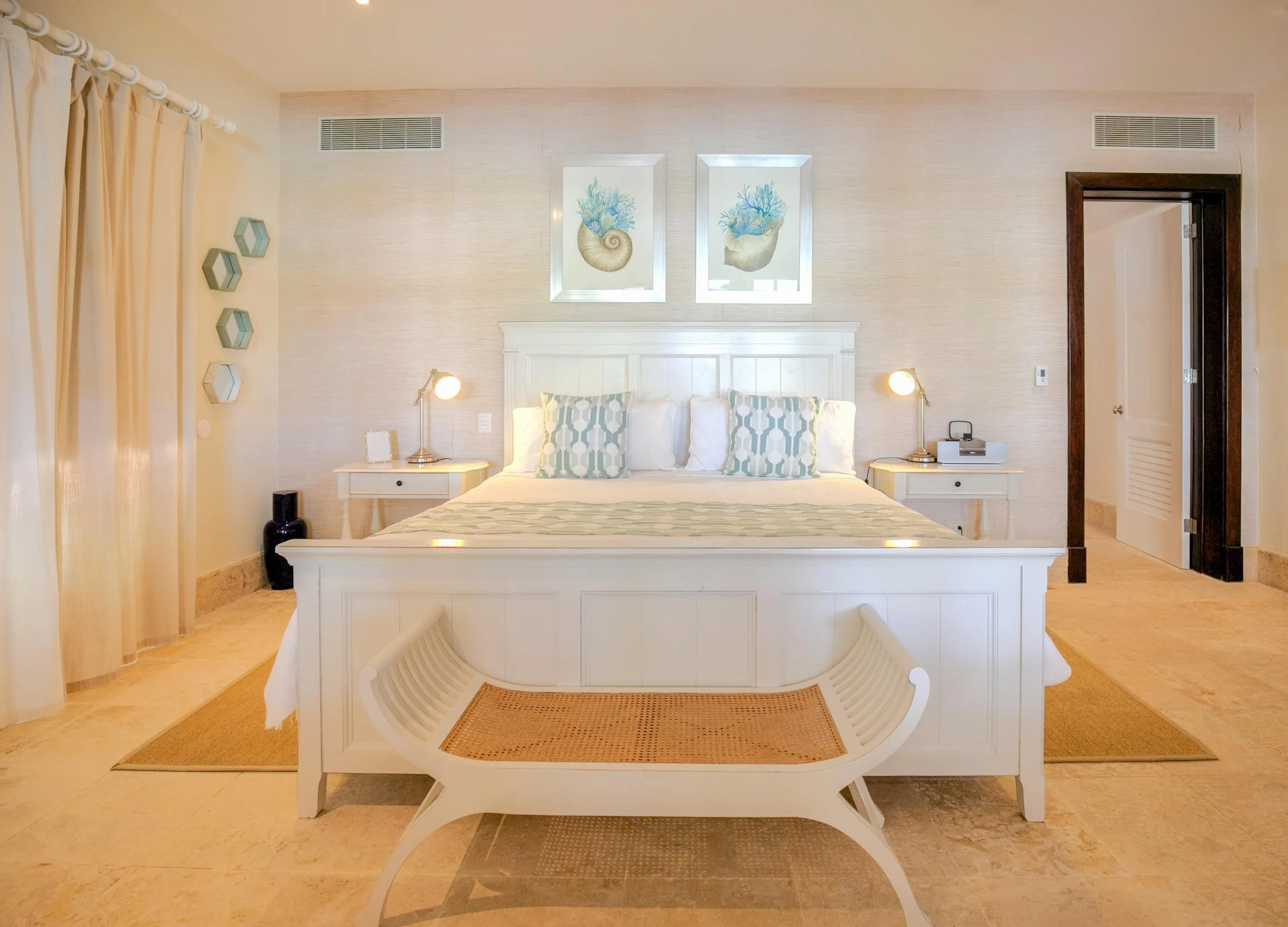 Unique Tropical Villa with Private Pool and Lush Surroundings — photograph 8