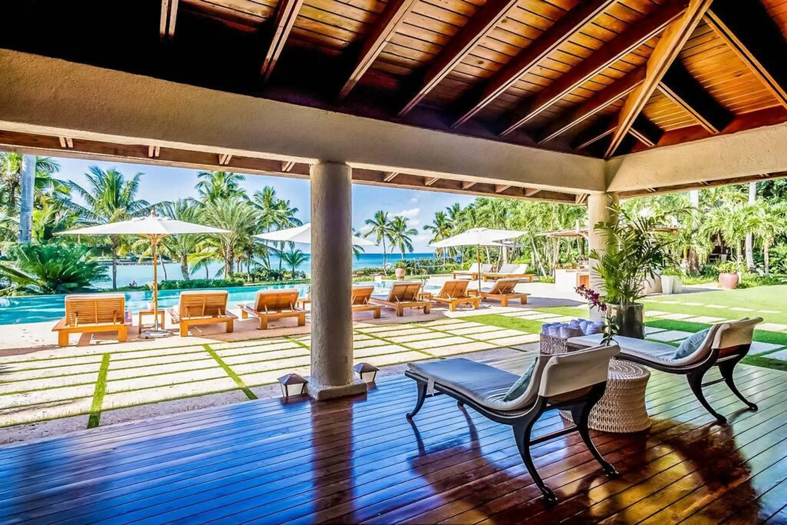 Magnificent Oceanfront Villa in La Romana with Private Pool, Outdoor Grill, and Walks to Beach — photograph 7