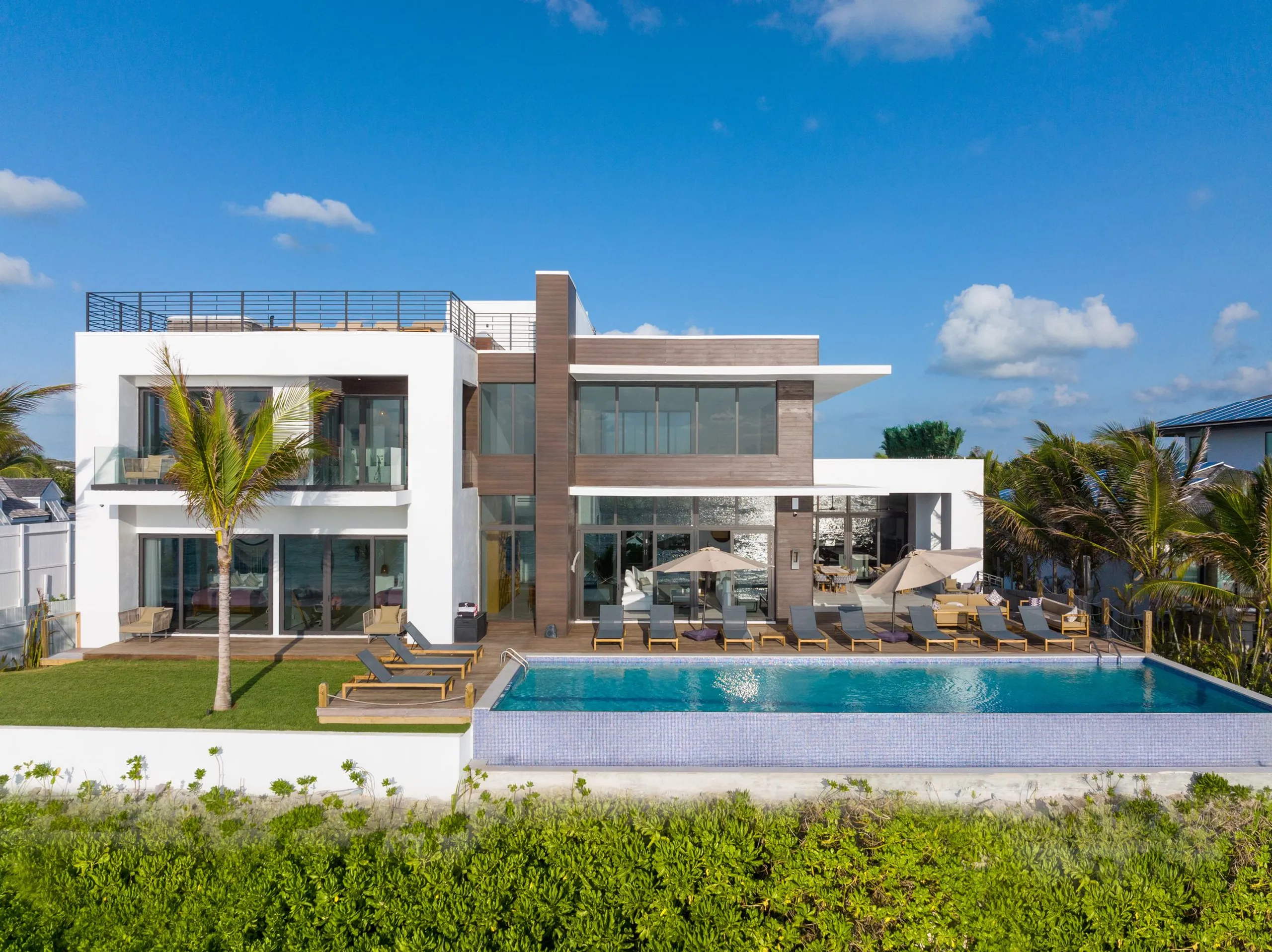 Stunning Beachfront Estate on Harbour Island's Triana Shores — photograph 2