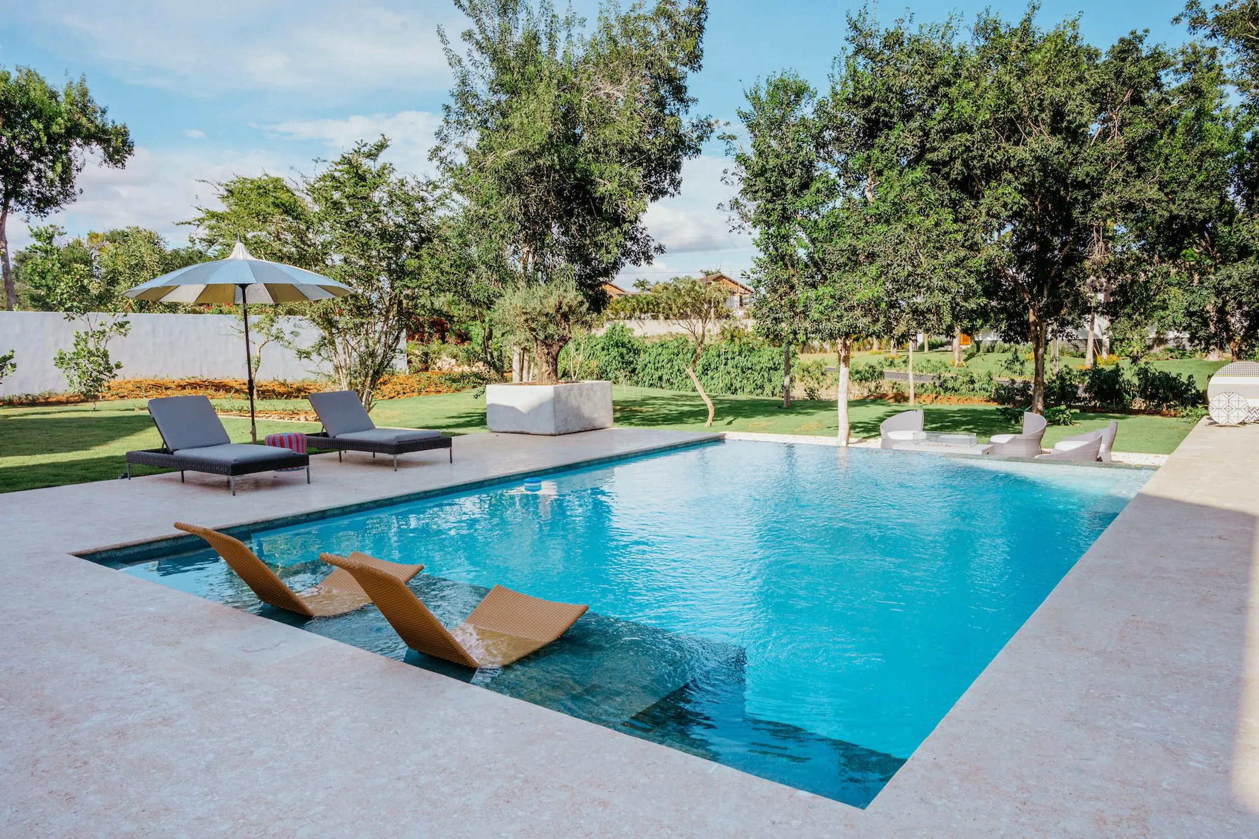 Serene Two-Story Villa with Private Pool and Gazebo — photograph 3