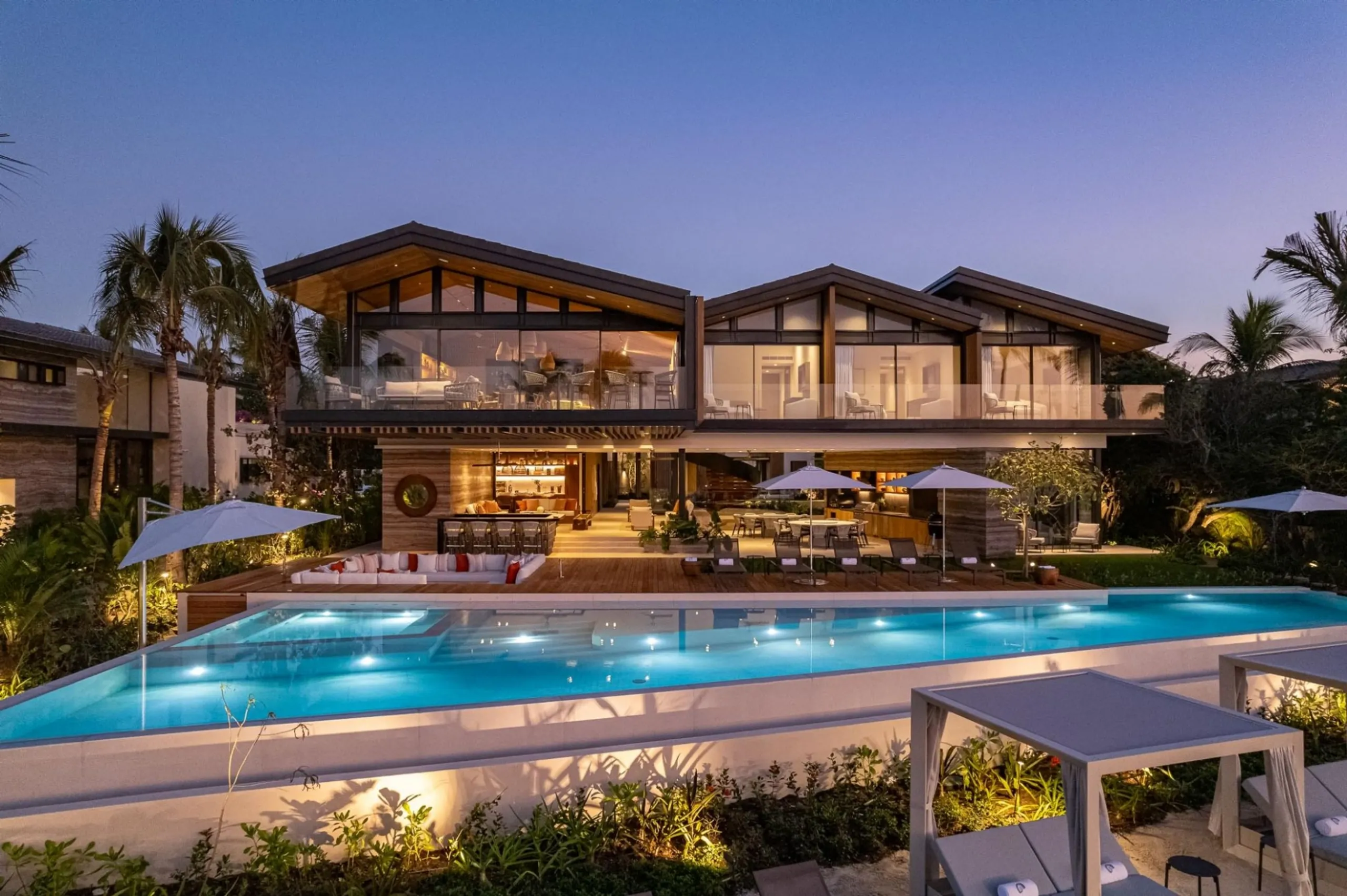 Elegantly Appointed 8-Bedroom Oceanfront Estate Overlooking Tail of the Whale — photograph 5