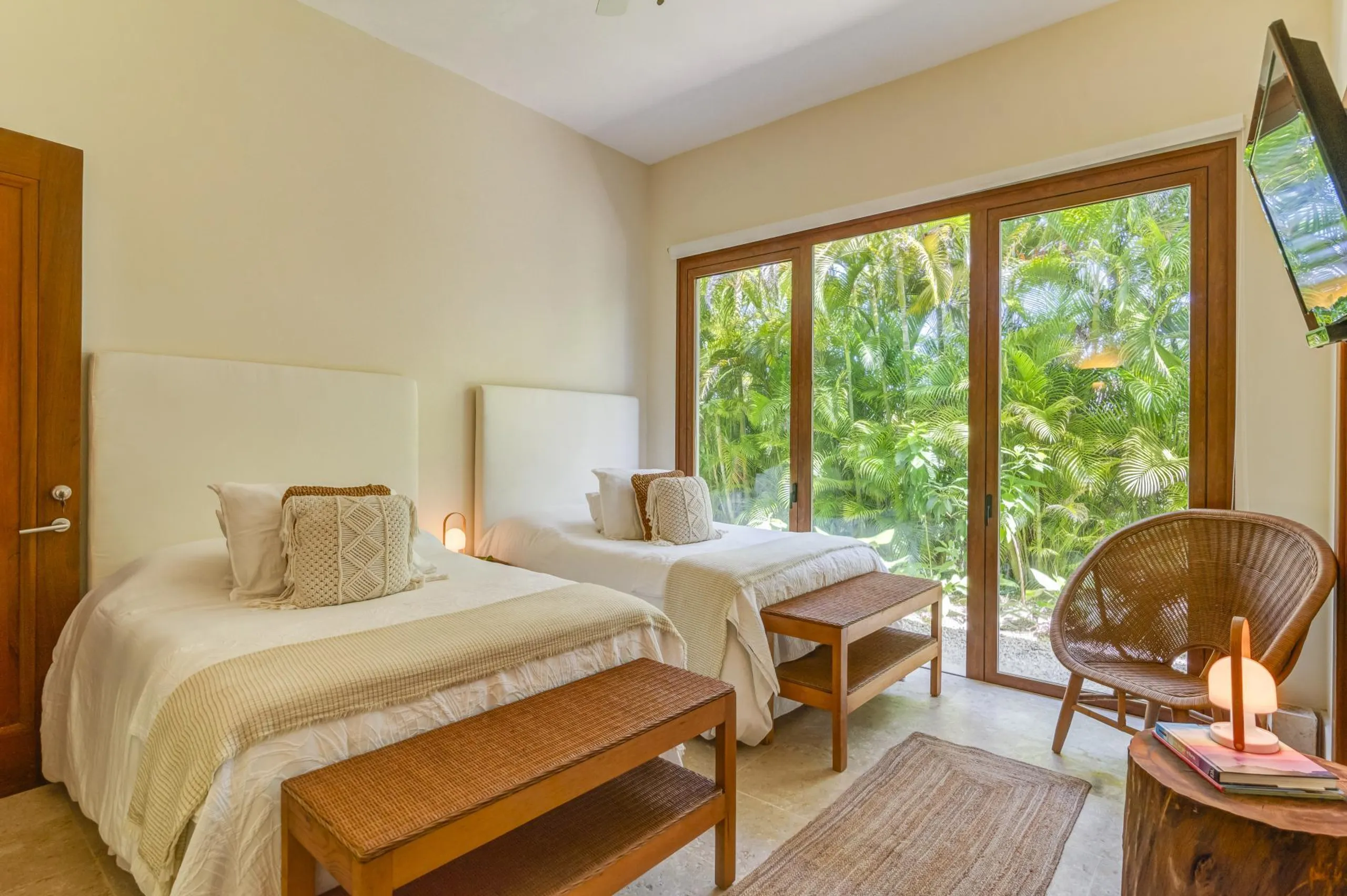 Sophisticated Colonial Villa with Stunning Golf Course Views and Modern Comforts — photograph 10