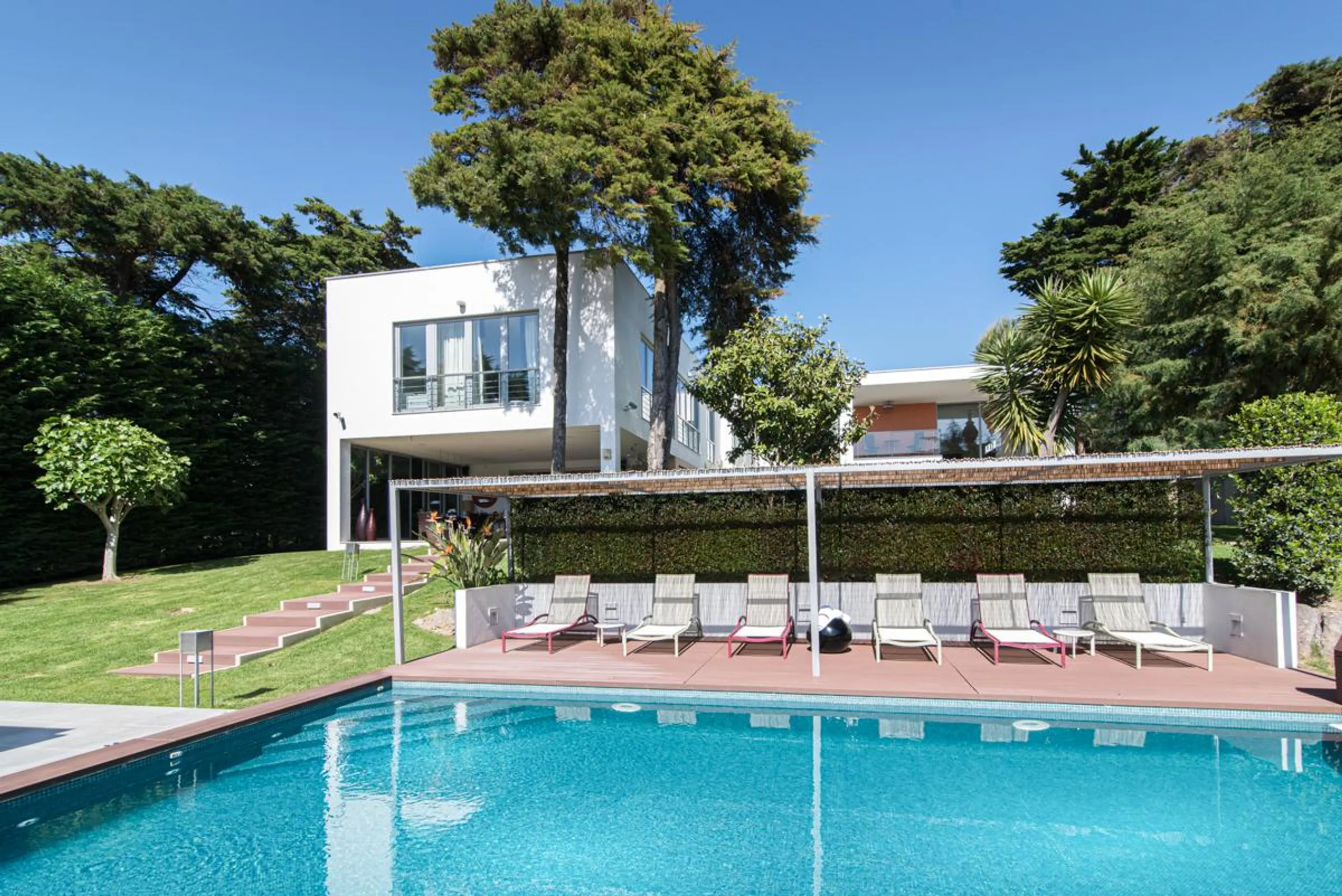 Plush and Inviting Villa with Private Pool and Gardens, Alcabideche