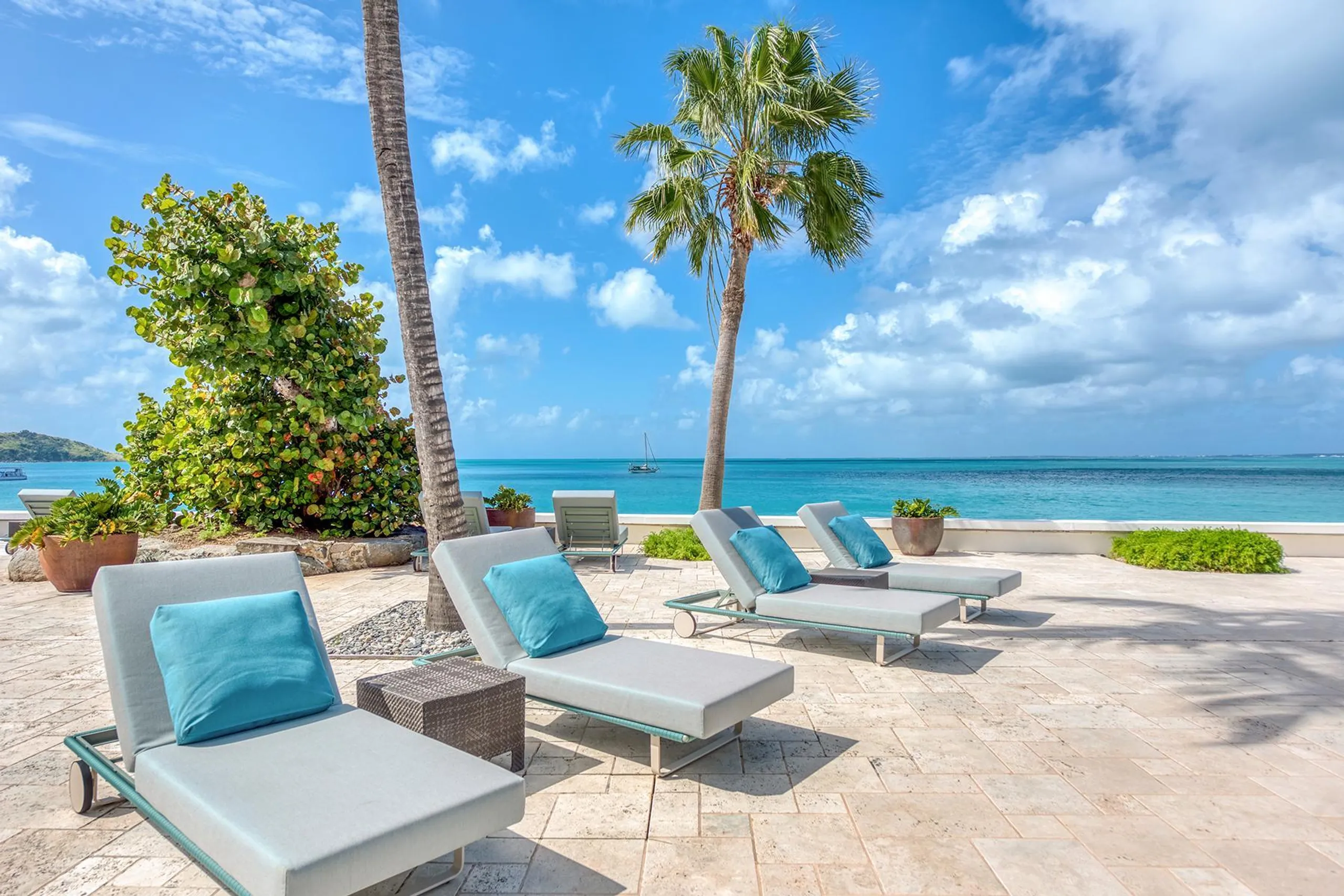 Serene Contemporary Ocean Front Villa with Private Pool and Ocean Views — photograph 4