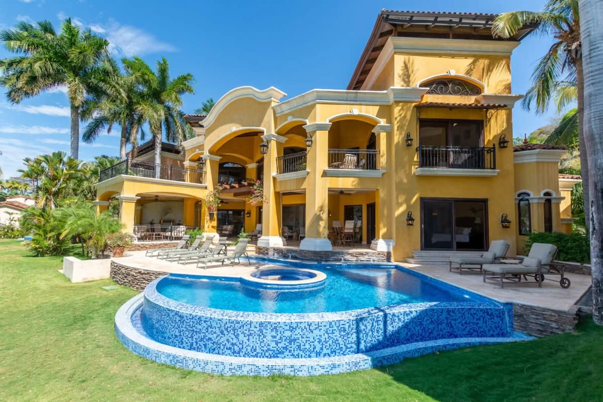 Beachfront Mediterranean-Style Villa with Private Infinity Pool, and Ocean Views — photograph 3