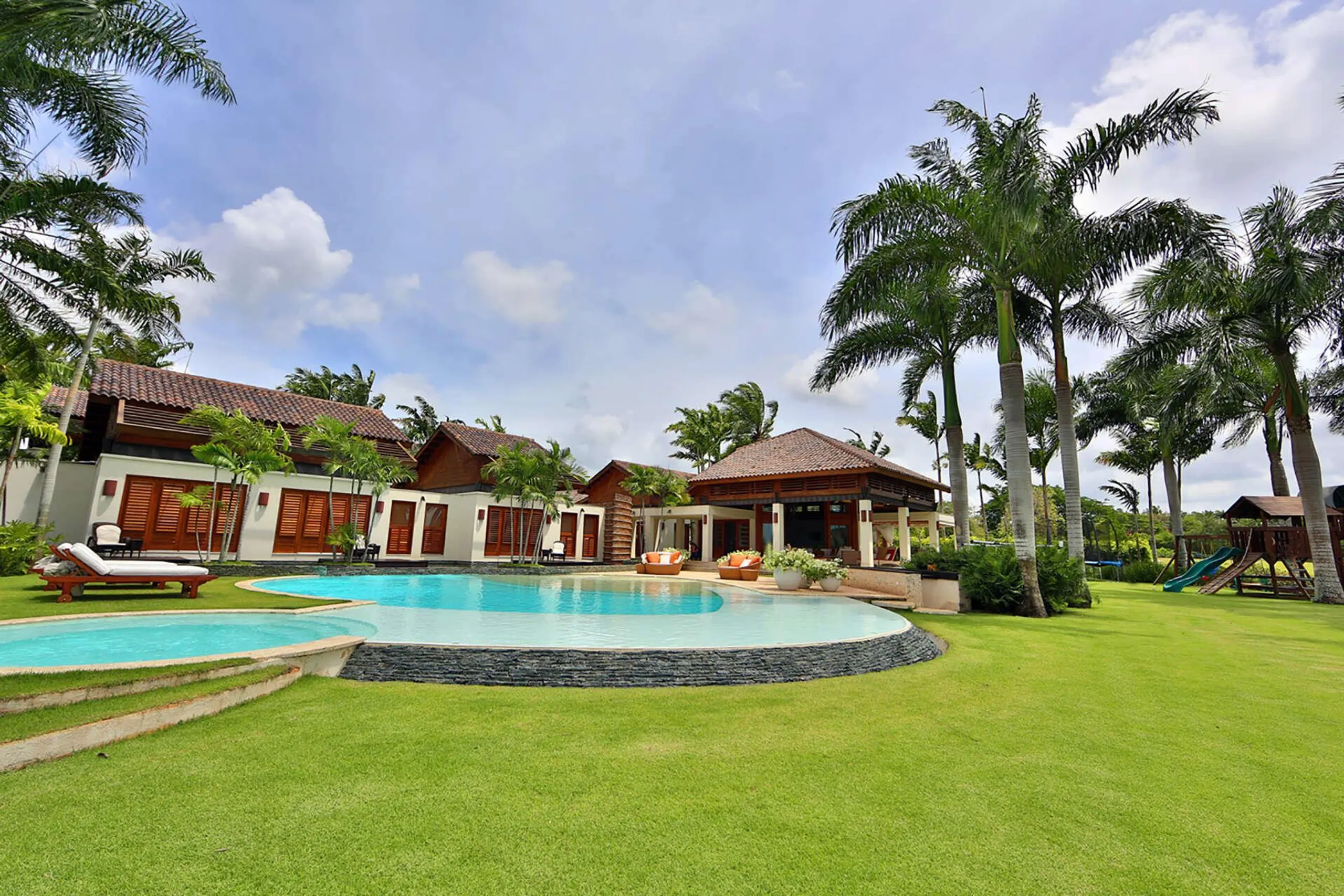 Tropical Architectural Villa with Private Pool and Country Club Access — photograph 2