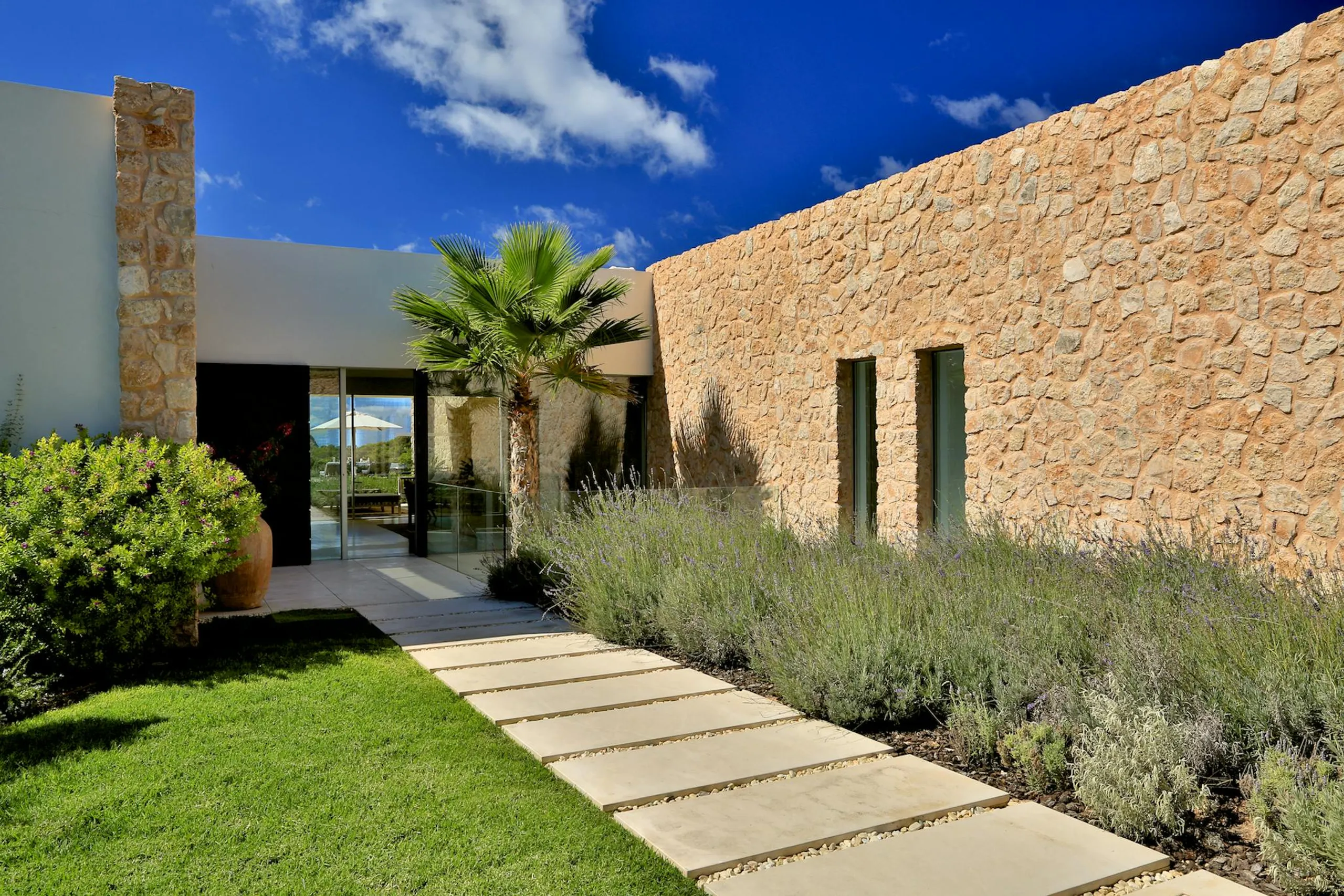 Lavish Ibiza Seaside Estate with Private Pool and Sun Deck — photograph 7