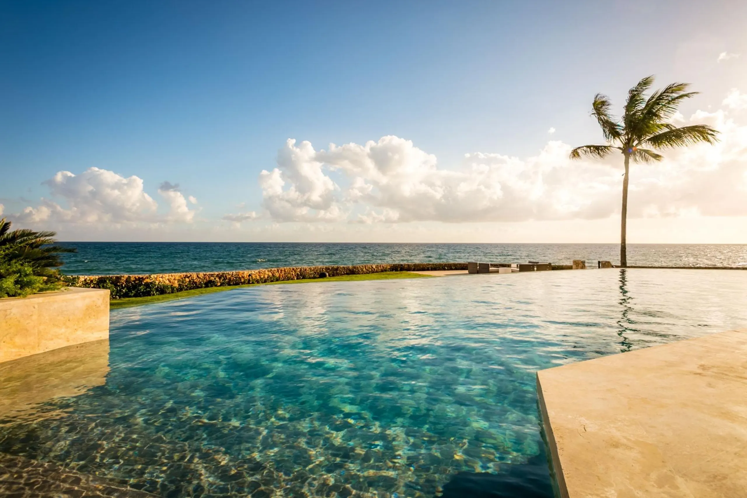 Beach-front Caribbean luxury Villa with Infinity Pool & Ocean Views — photograph 3