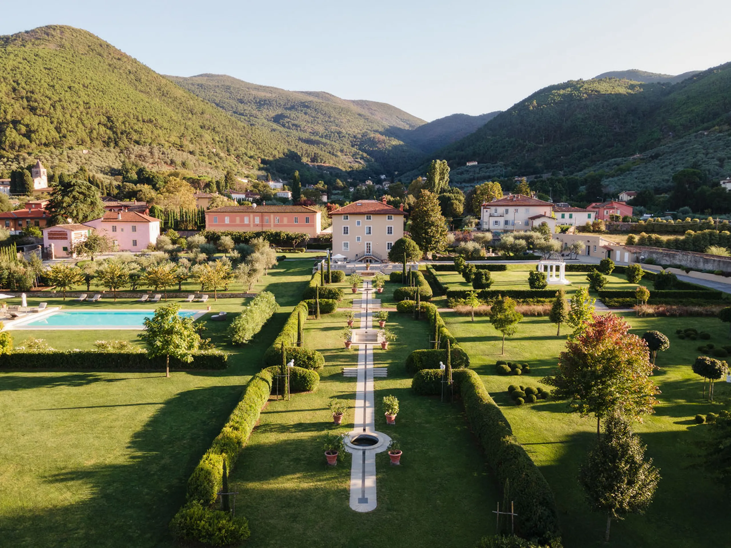 Sumptuous Tuscan Estate with Heated Pool, Saunaa and Helipad — photograph 2