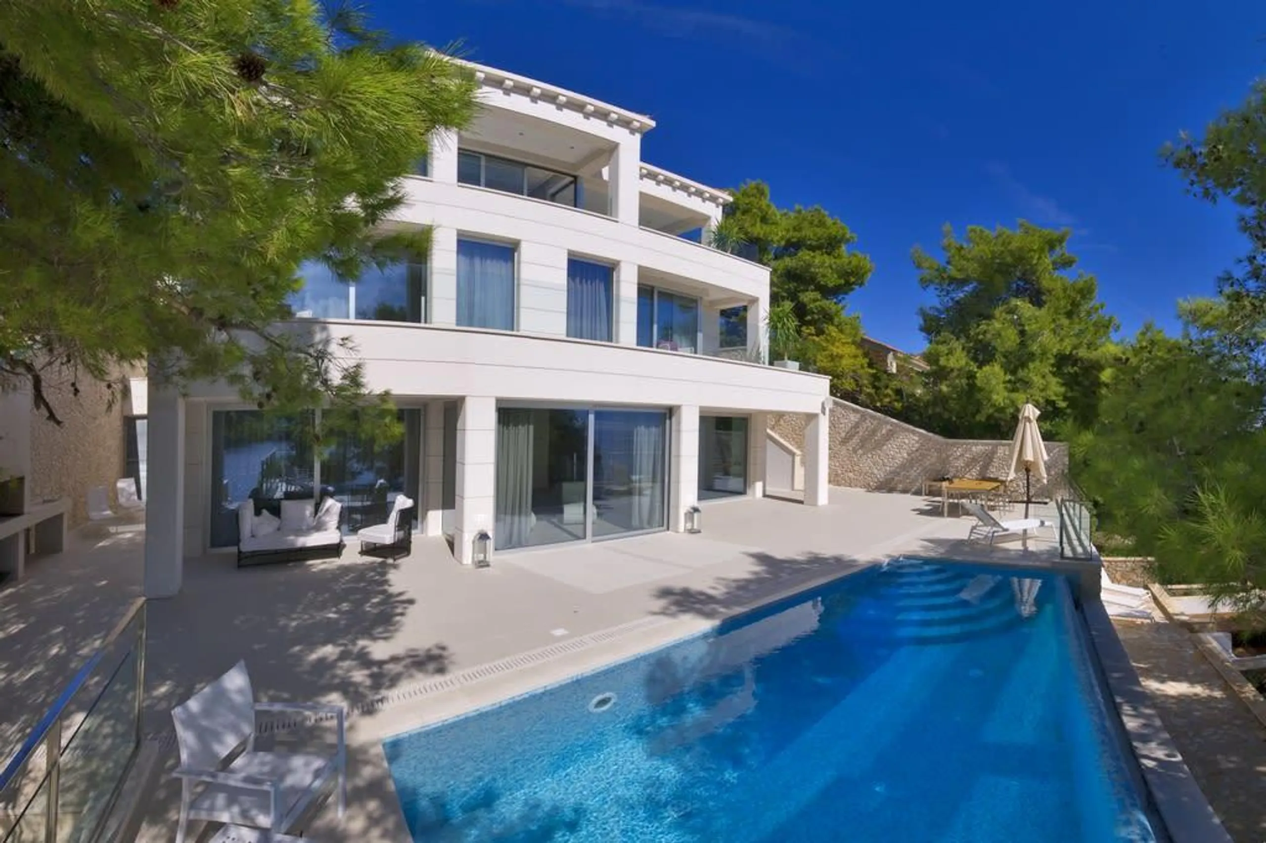 Relaxing Seafront Hideaway with Pool, Jacuzzi and Spacious Terraces — photograph 3