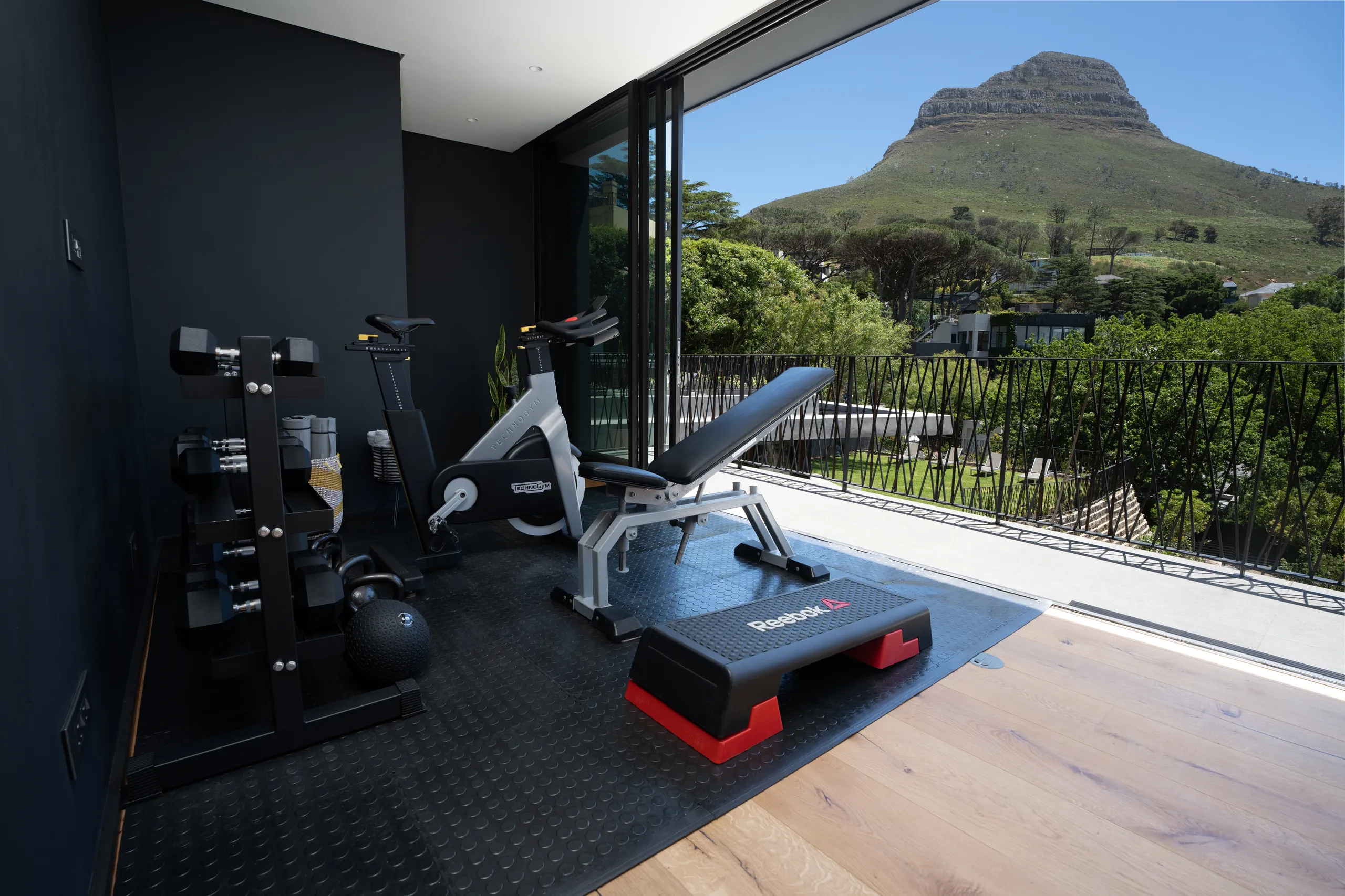 Enchanting Family Villa with Private Pool, Table Mountain and Majestic Lion’s Head Views — photograph 8