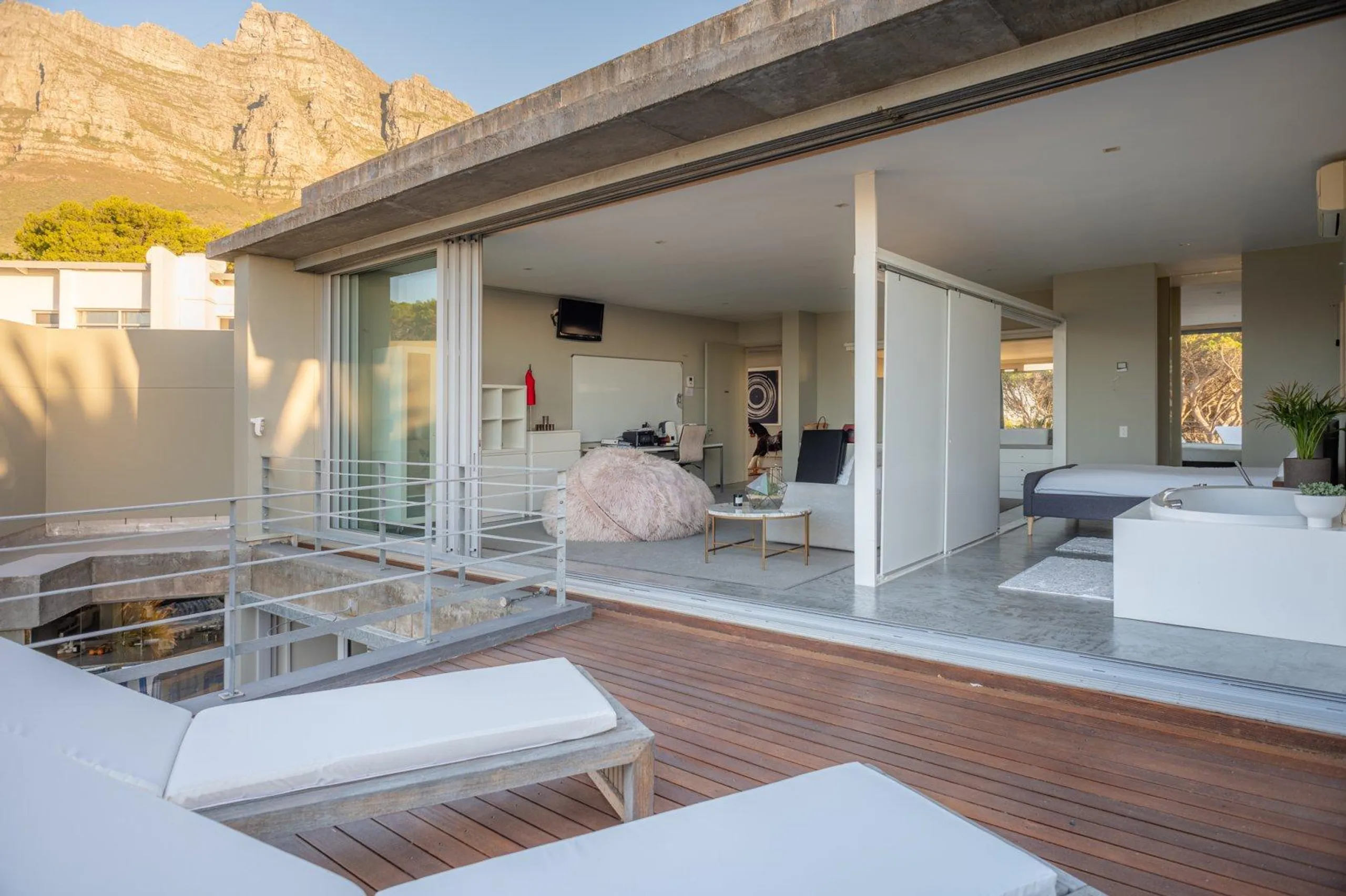 Secluded Luxury Villa with Panoramic Ocean Views — photograph 10