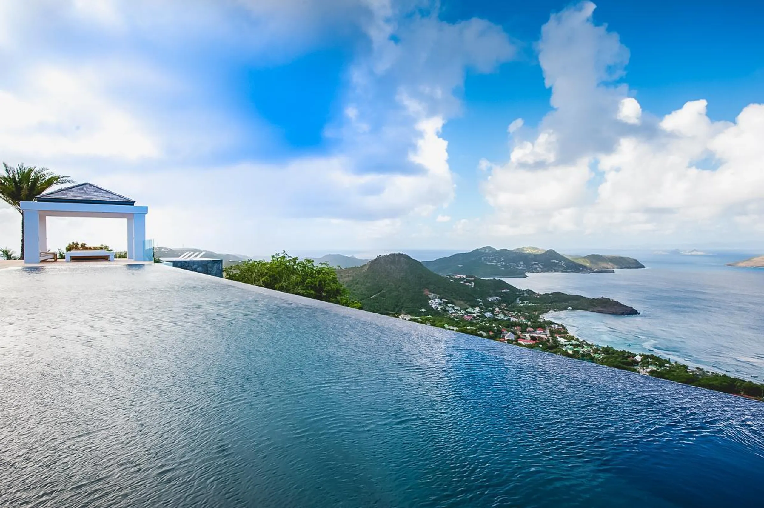 Superb Seaview Villa with Infinity Pool and Fitness Center — photograph 3
