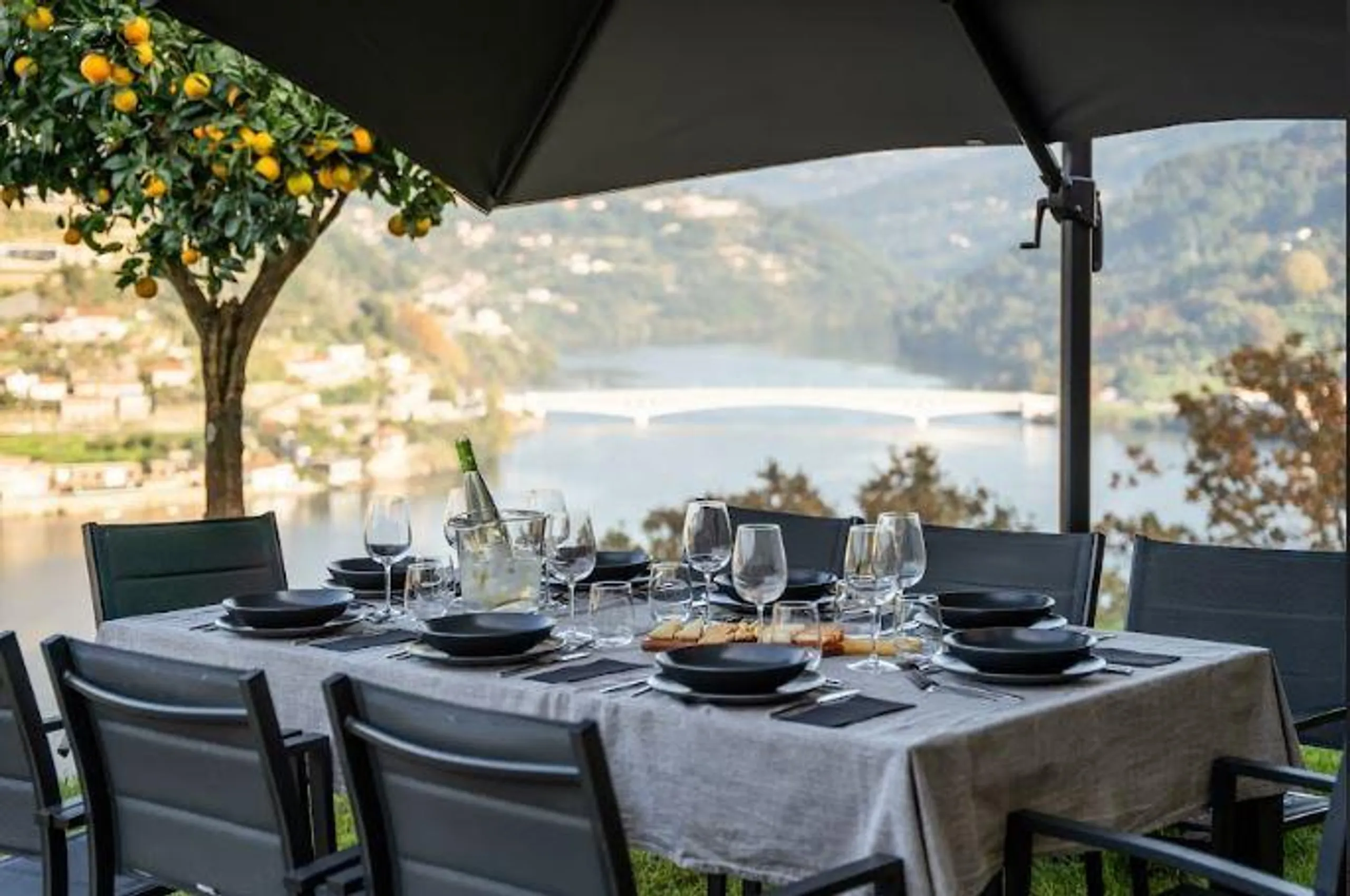 Stunning Luxury Estate with Private Pool and Panoramic River Views — photograph 5